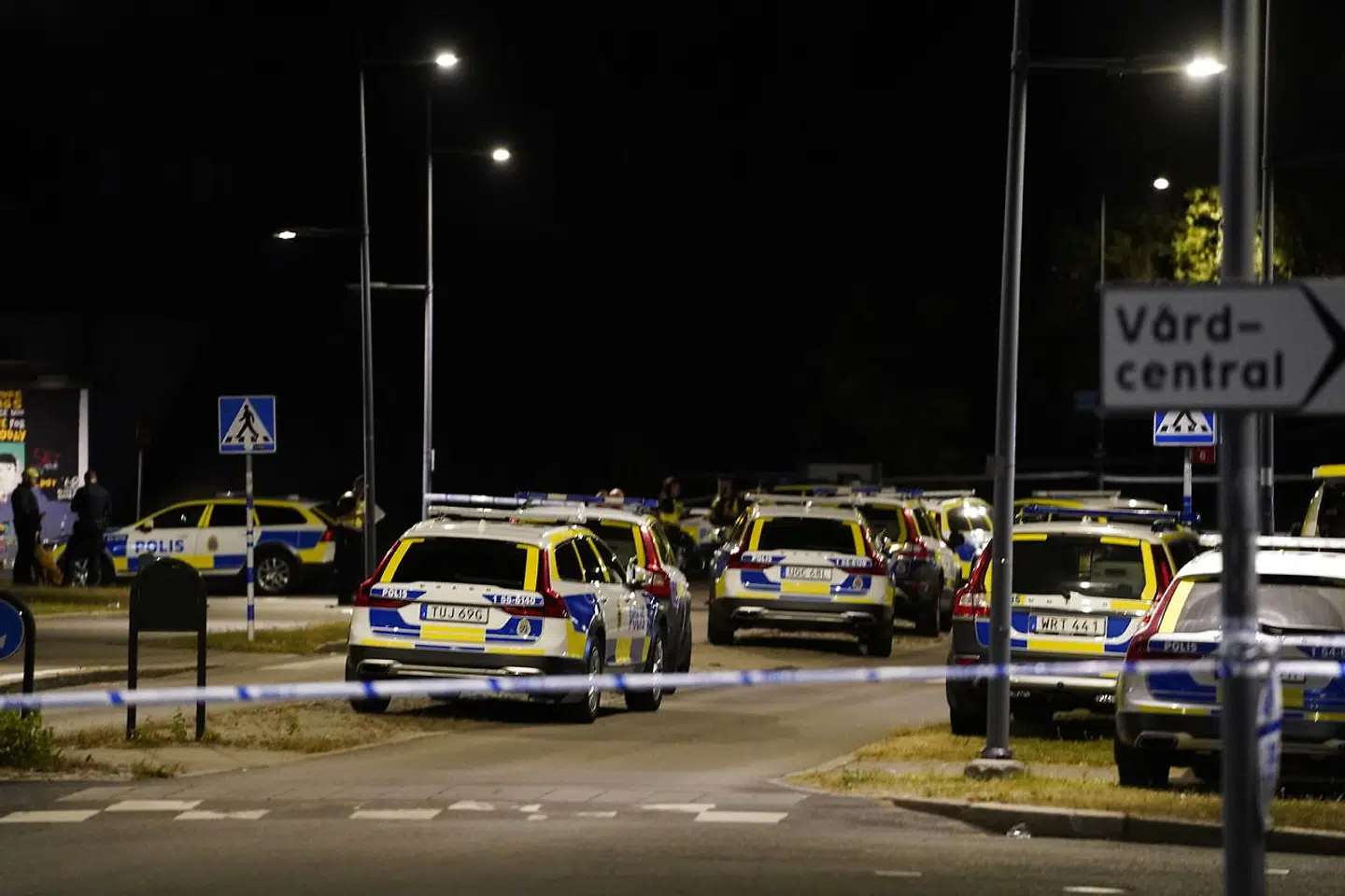 En talstærk politistyrke afspærrede hurtigt gerningsstedet i Göteborg, hvor en ung betjent onsdag aften blev dræbt af skud. Foreløbig er gerningsmanden ikke anholdt.