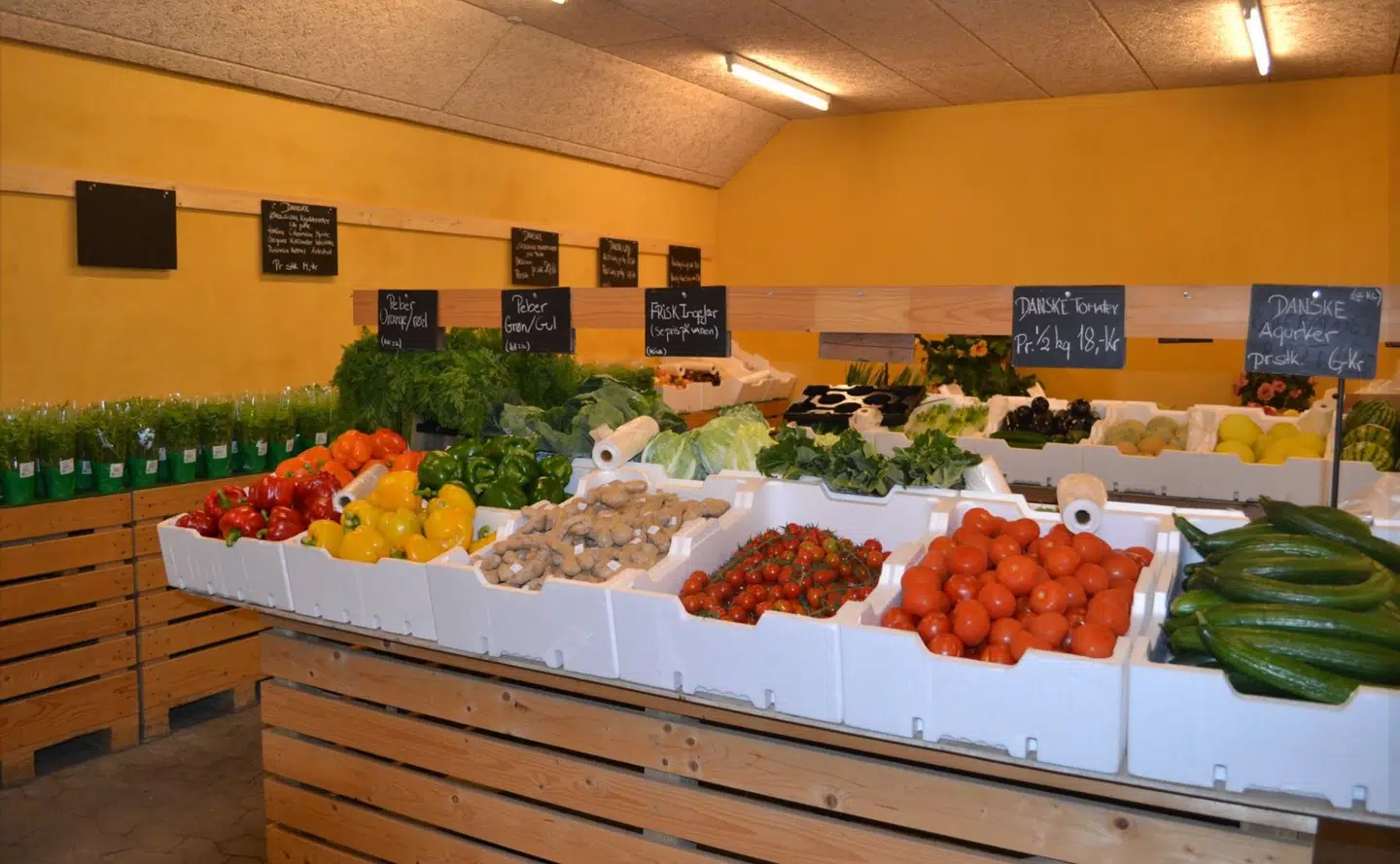 Et lille udvalg af de varer, som man kan købe hos Per Rasmussen, hvis man lægger vejen forbi.