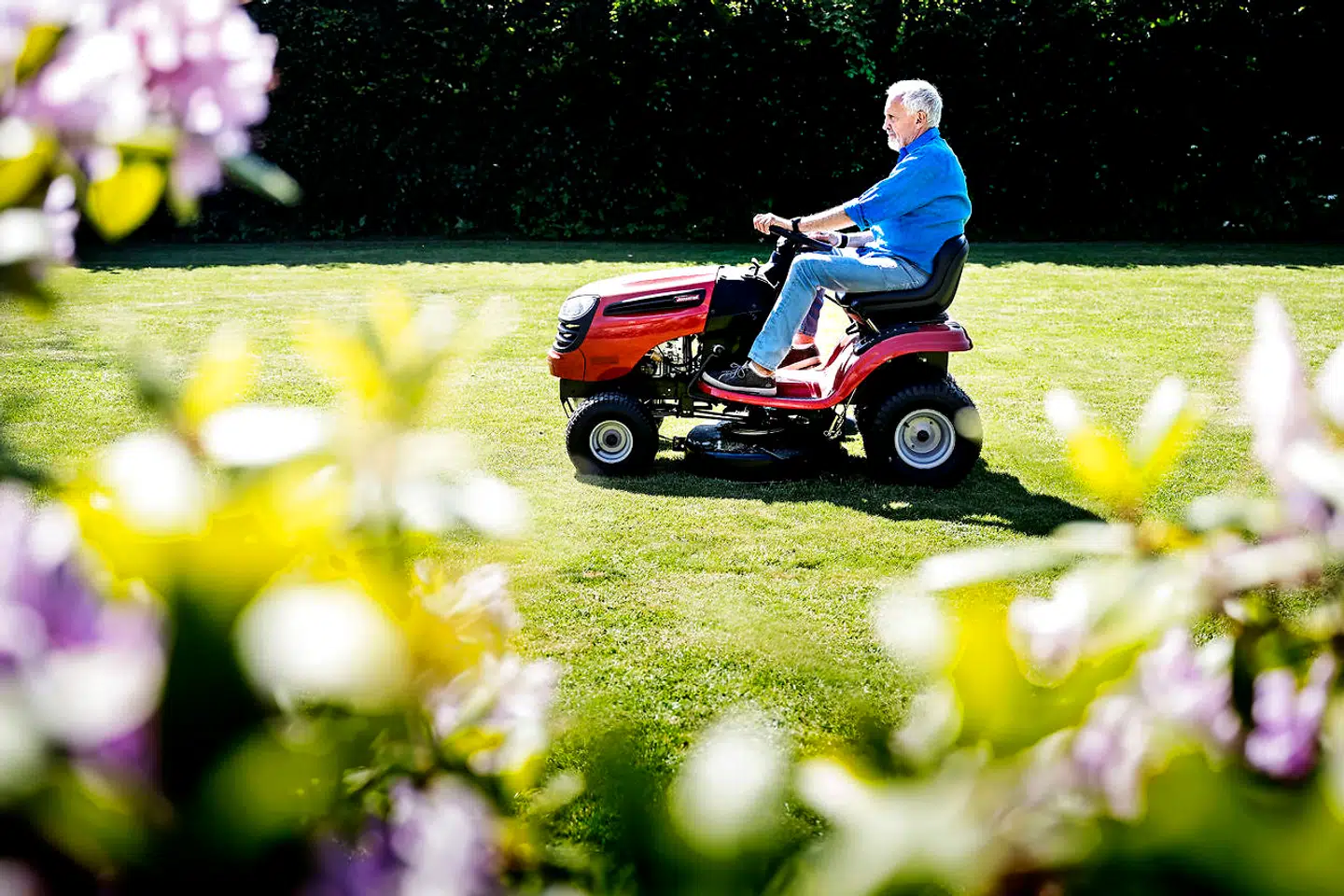 Jussi Adler-Olsen elsker at bygge og renovere huse. Men også at slå græs. På sin dejlige havetraktor.