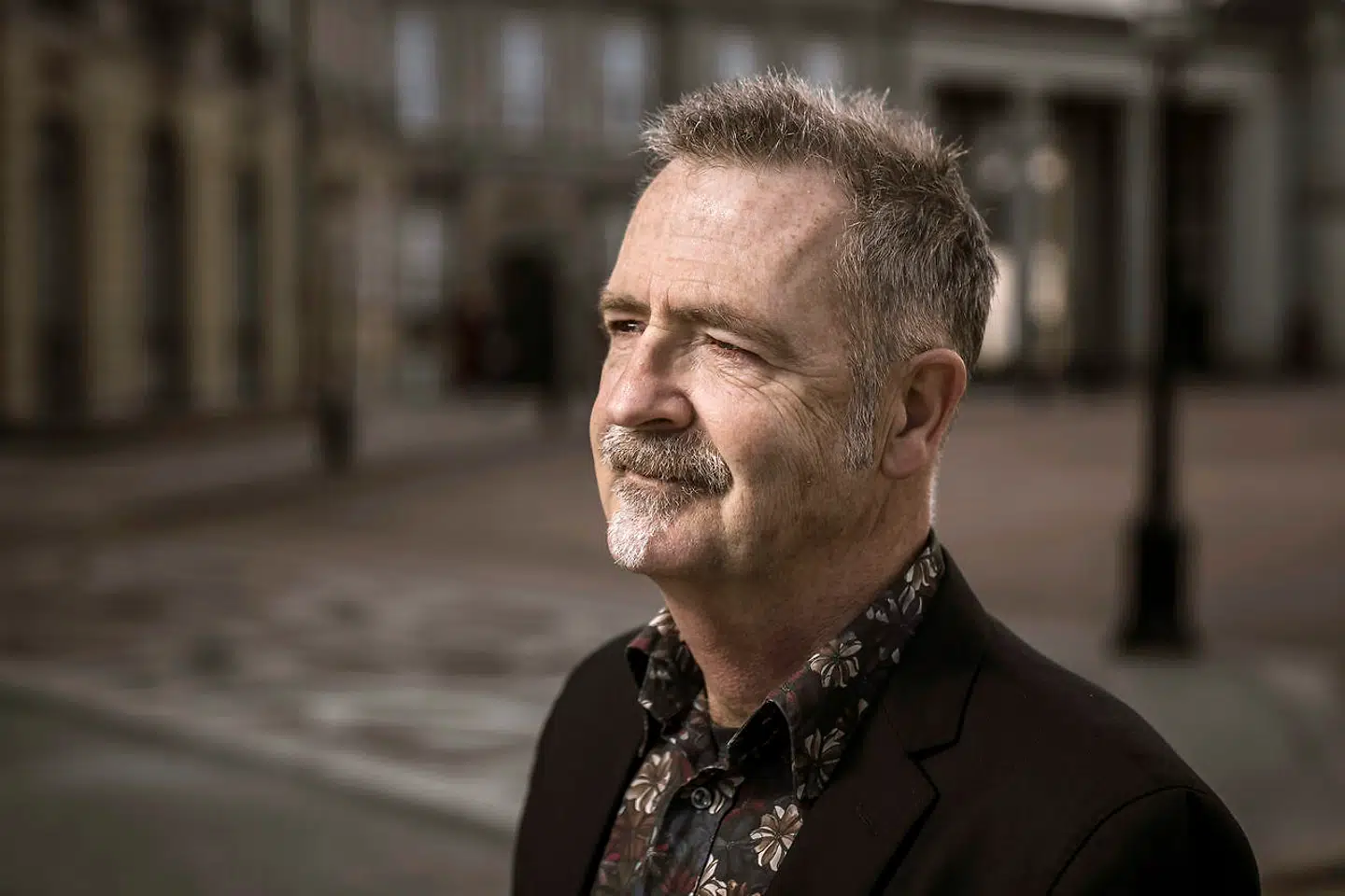 Adrian Lloyd Hughes er aktuel med foredraget 'Min morfar var Mads Skjern' og podcasten 'Mors afskedsbrev'.