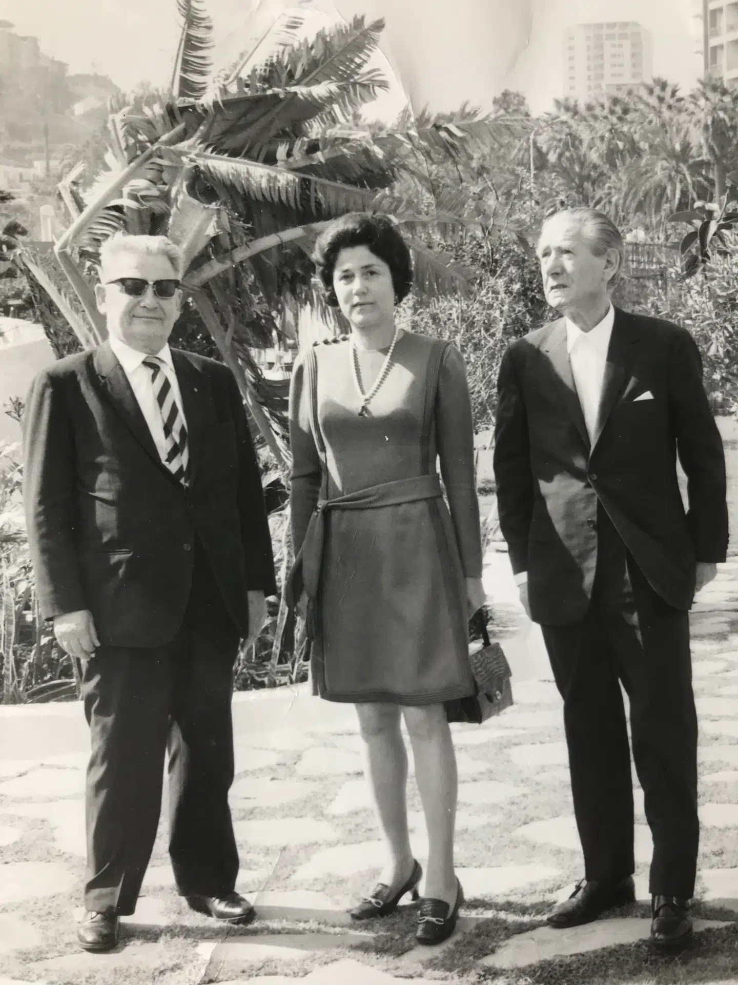 Thorvald Dreyer (th.) med sin tredje hustru, Margot Dreyer, født Satz, og dennes ganske offentlige elsker, Frederiksbergs borgmester Arne Stæhr Johansen (tv.)