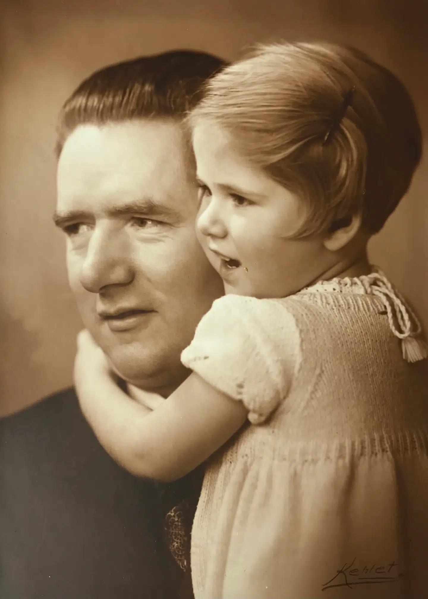 Adrian Lloyd Hughes' mor, Jette Dreyer Hughes, og hendes adoptivfar, Thorvald Dreyer.