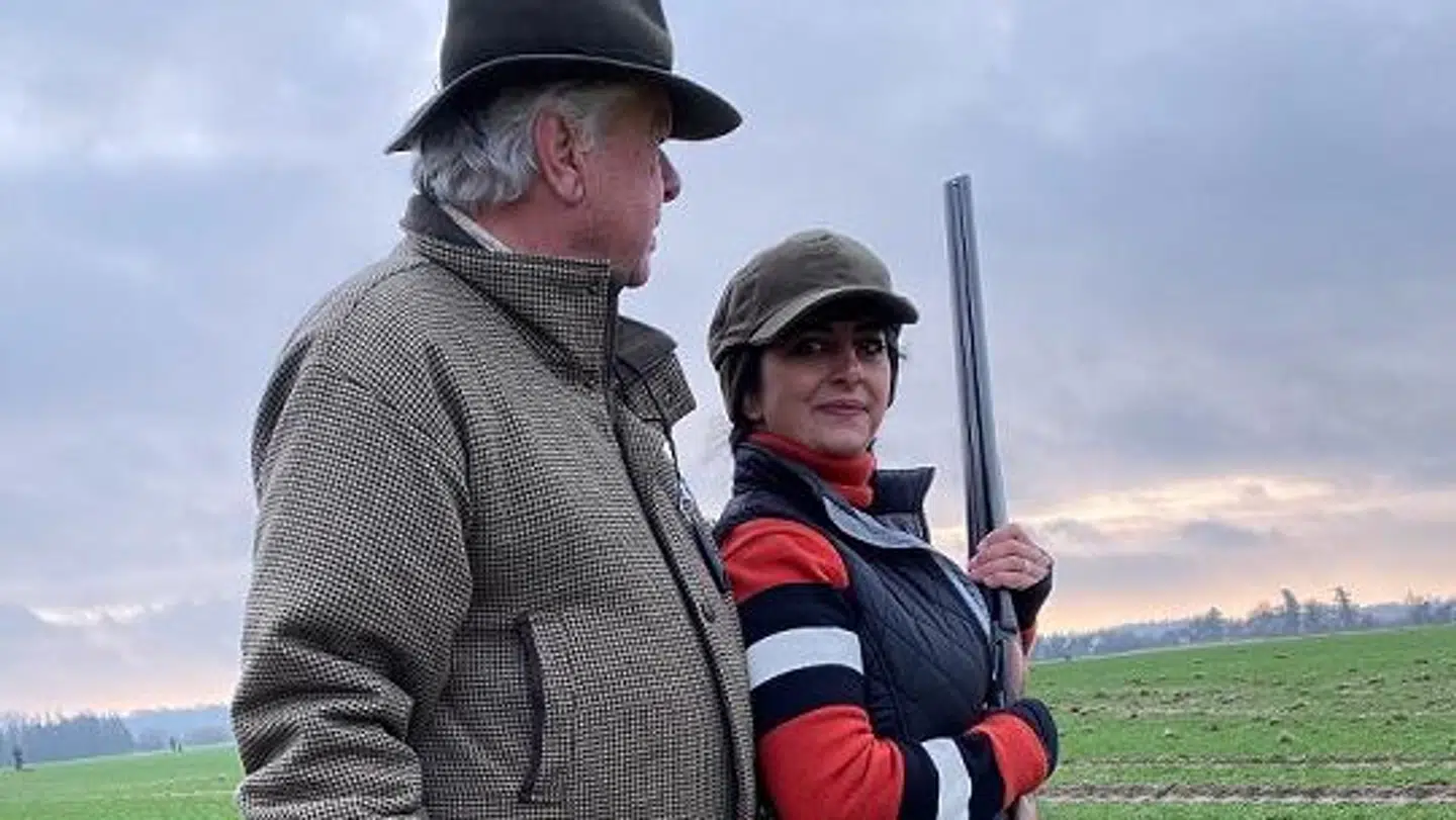 Susan Astani-Kjær og Christian Kjær holder tit jagtselskaber, så det skal deres ansatte også hjælpe med til.