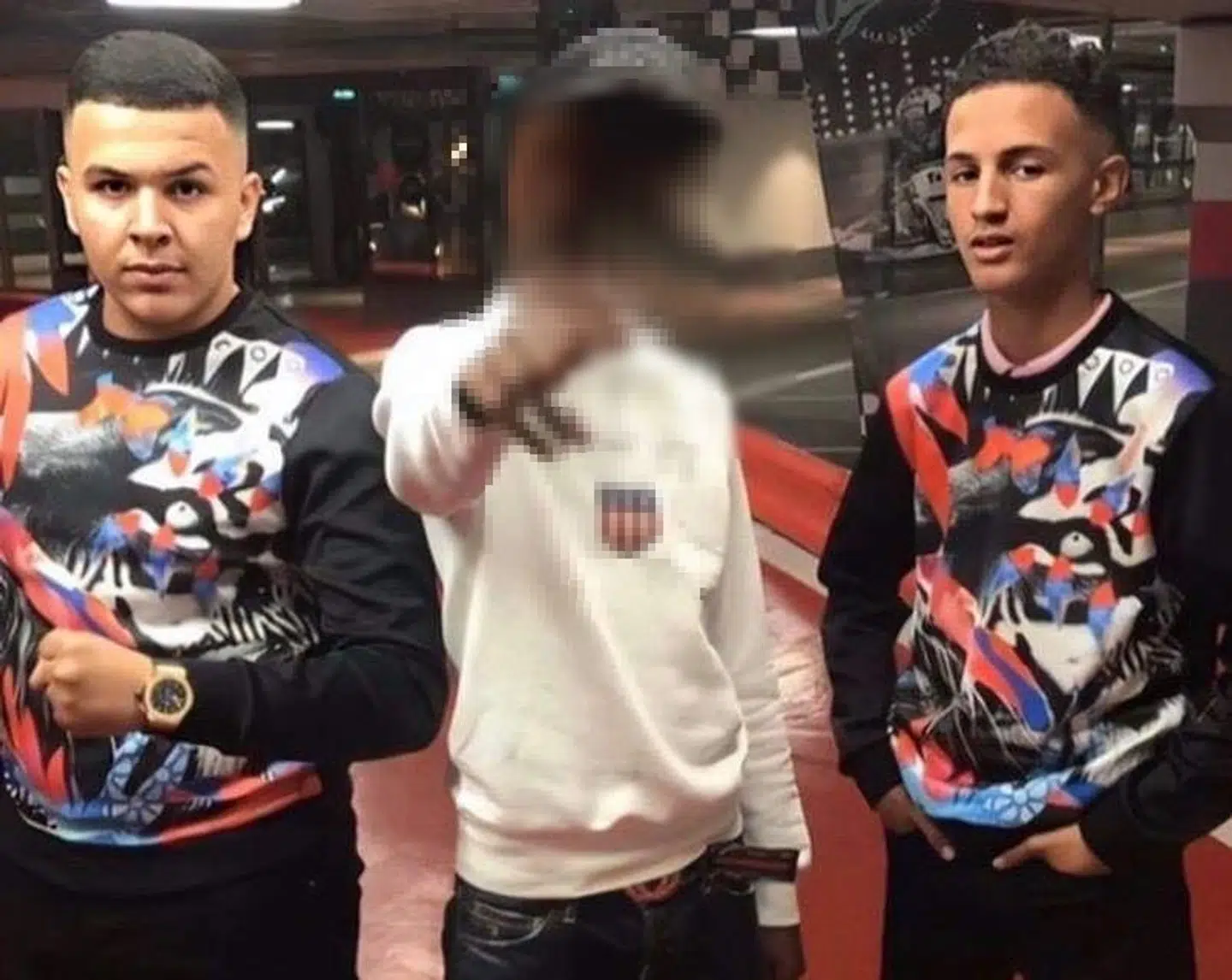 Mohamed Oad (tv.) og Abdul Abraham-Kader (th.) var under 18 år på gerningstidspunktet. Fyren i midten har ikke noget med sagen at gøre. Foto: Privatfoto