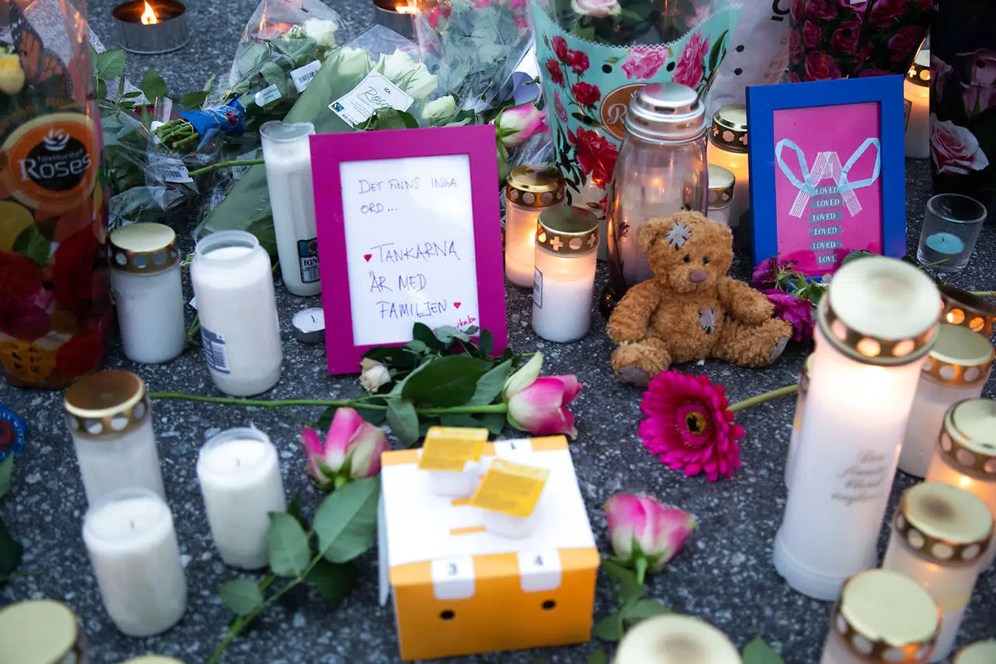 Blomster og lys på parkeringspladsen, hvor en 12-årig pige blev dræbt af skud.