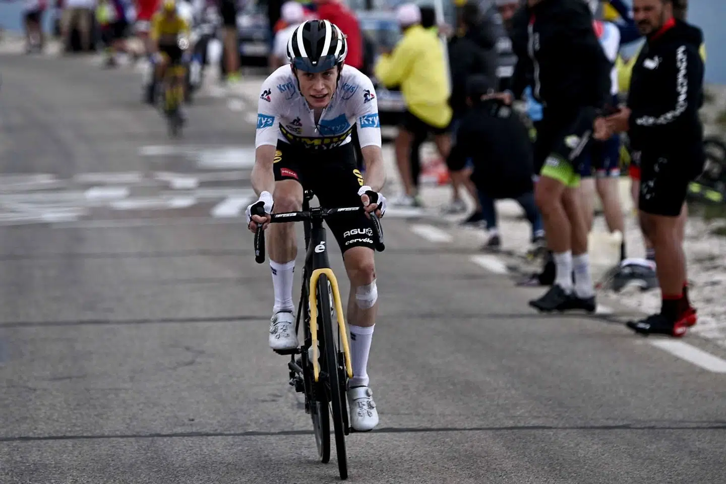 Jonas Vingegaard trækker fra Tadej Pogacar på vej op ad Mont Ventoux.