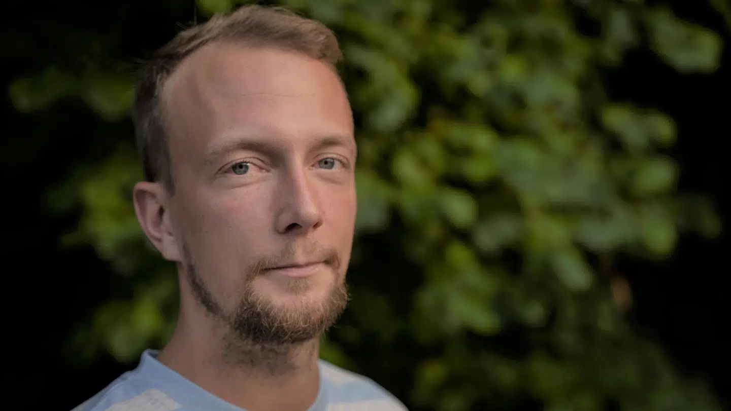 Simon Kokholm har bidraget med at renovere PET-håndværker Jens Christian Bundgaards hus. Han fortæller, at de fik besked på at registrere timer som om, det var arbejde for PET. Foto: Sarah Nørgaard.