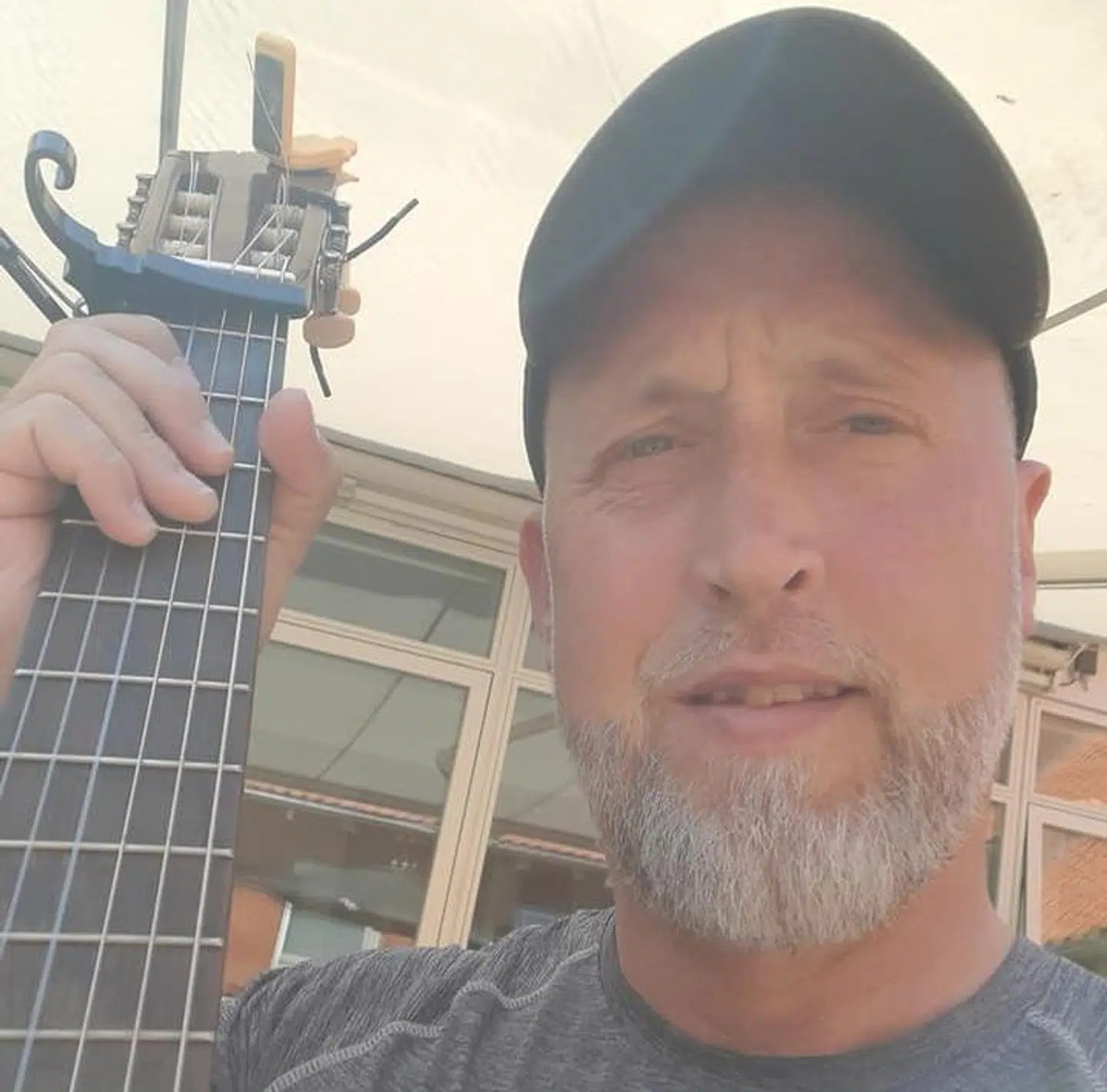 48-årige Kenneth Hansen, der på et år har spillet på 29 forskellige plejehjem. Det giver hans liv værdi, siger han.