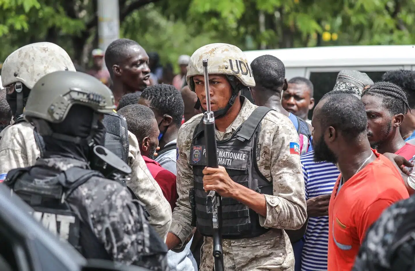 Adskillige borgere er mødt op ved politistationen i Petionville, hvor de formodede gerningsmænd sidder fængslet.
