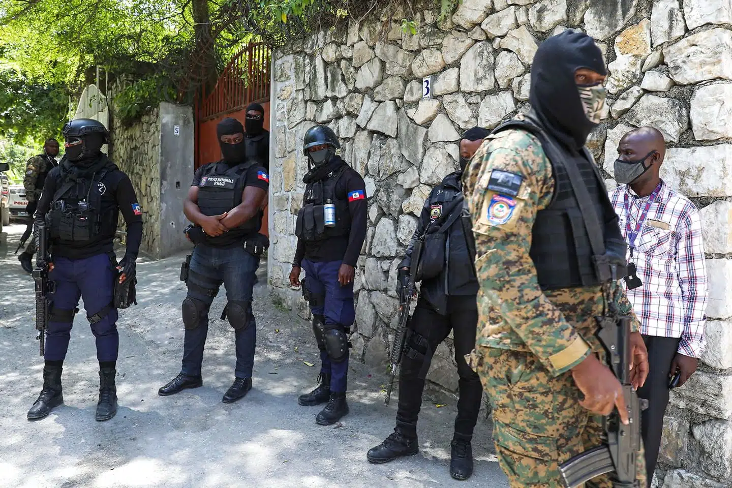 Members of the Haitian police stand guard outside of the presidential residence on July 7, 2021 in Port-au-Prince, Haiti. - Haiti President Jovenel Moise was assassinated and his wife wounded early July 7, 2021 in an attack at their home, the interim prime minister announced, an act that risks further destabilizing the Caribbean nation beset by gang violence and political volatility. Claude Joseph said he was now in charge of the country and urged the public to remain calm, while insisting the police and army would ensure the population's safety. The capital Port-au-prince as quiet on Wednesday morning with no extra security forces on patrol, witnesses reported. (Photo by VALERIE BAERISWYL / AFP)