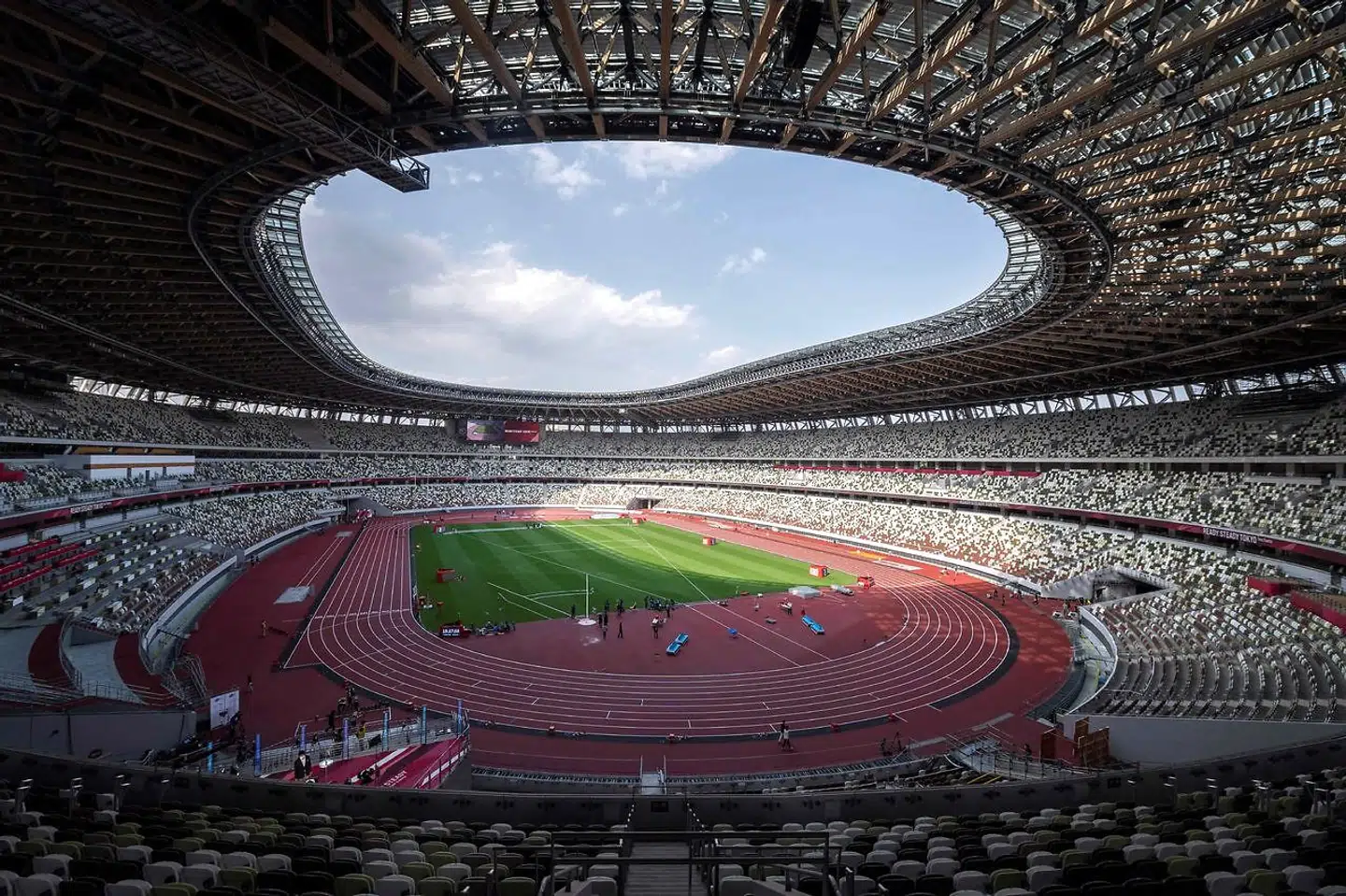 Det enorme olympiske stadion i Tokyo har normalt plads til 68.000 tilskuere. Men der kommer kun nogle få VIP'ere og sponsorgæster til åbningsceremonien.