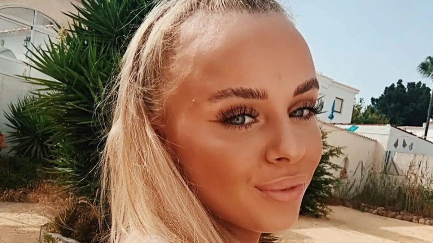 19-årige Lara Clausen kom i centrum, da hun overnatted hos Phil Foden, og det kostede ham pladsen på landsholdet.