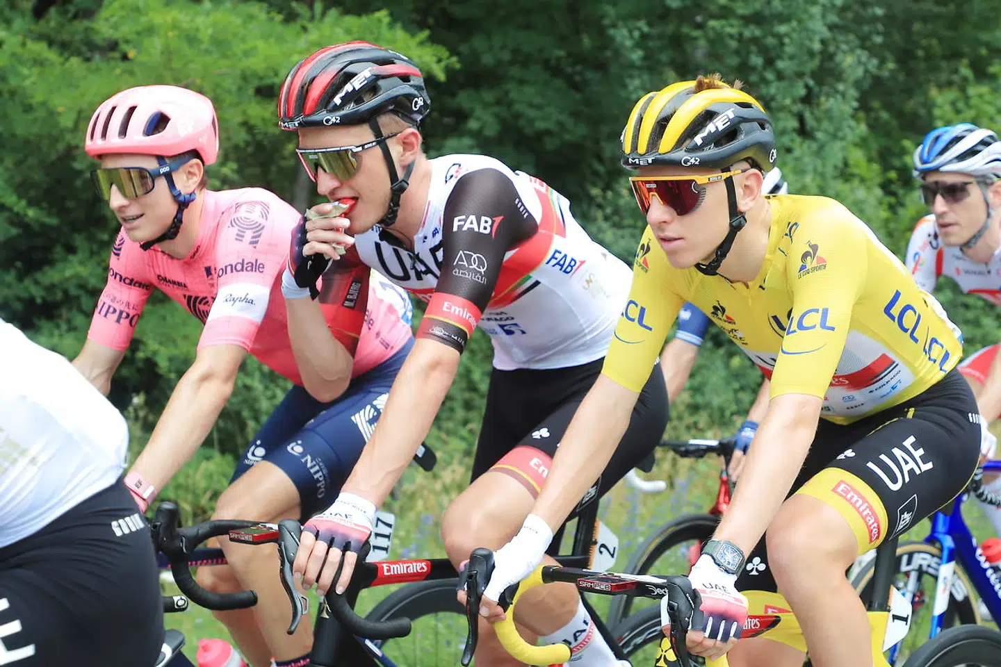 Mikkel Bjerg (i midten) mandsopdækker Tadej Pogacar på Tourens 10. etape.