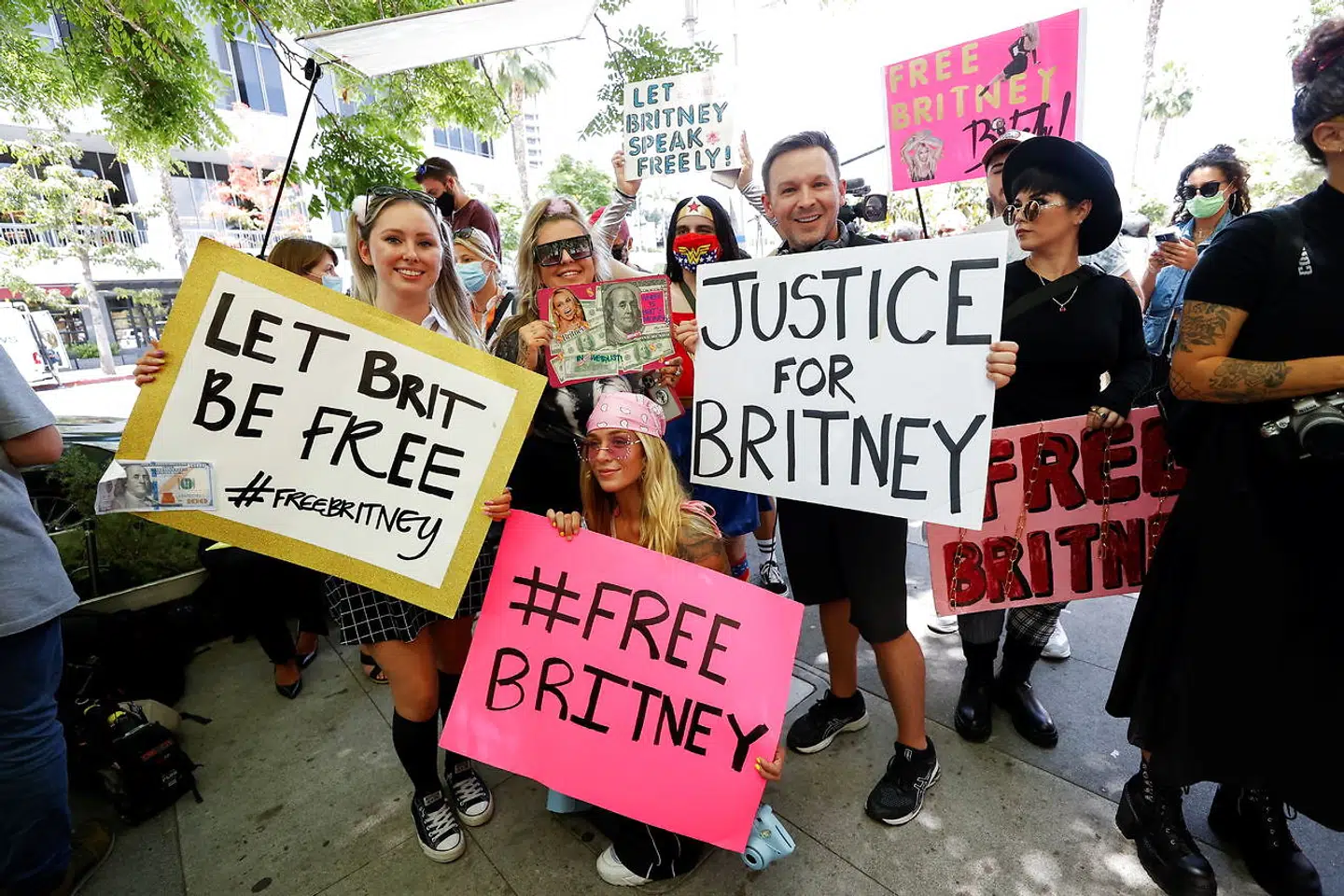 Adskillige Britney-støtter var mødt op foran retsbygningen i Los Angeles for at vise sangerinden deres støtte.