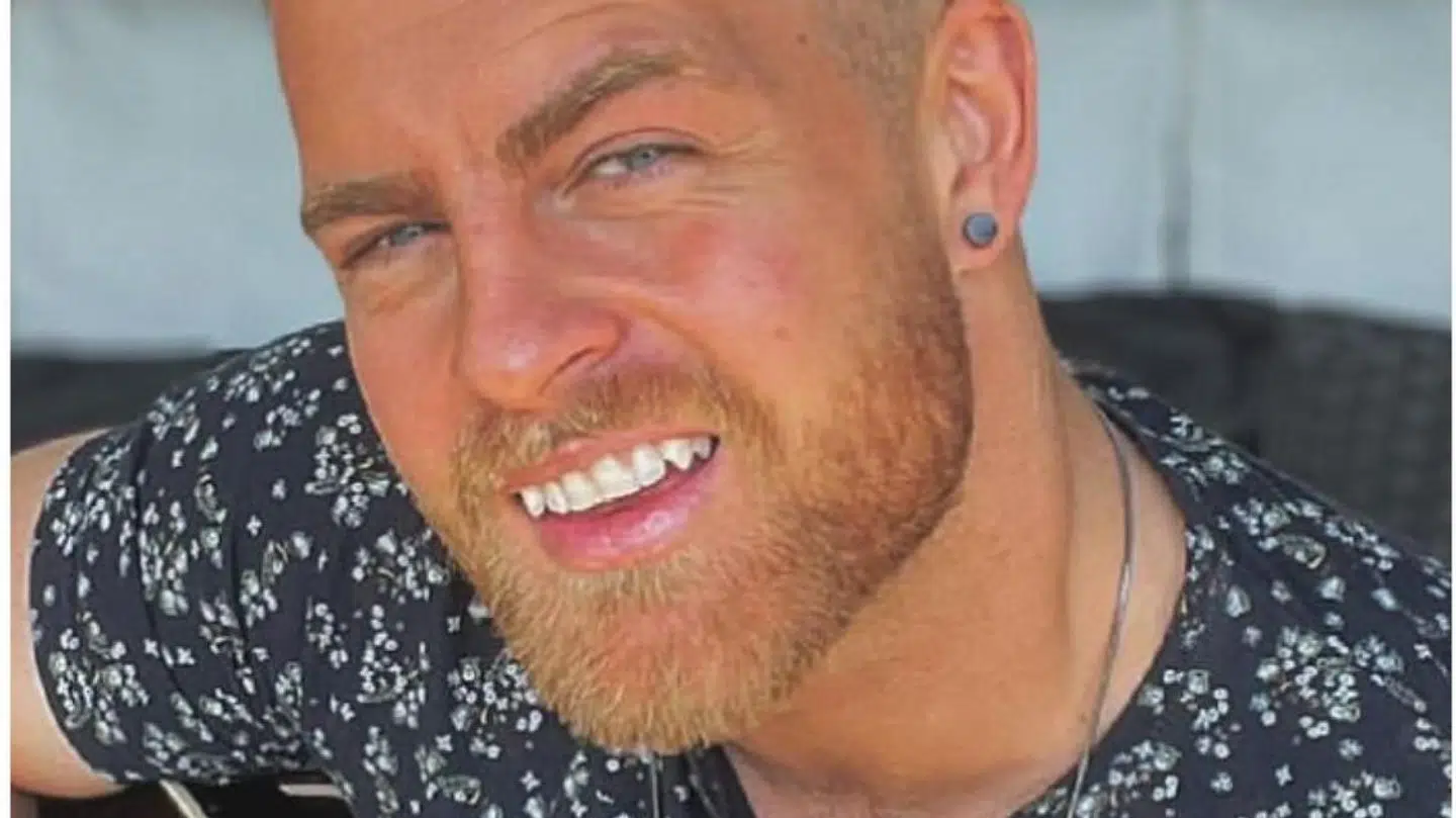 29-årige Mathias Arneke leder efter den kvinde, han fladt for lørdag aften.