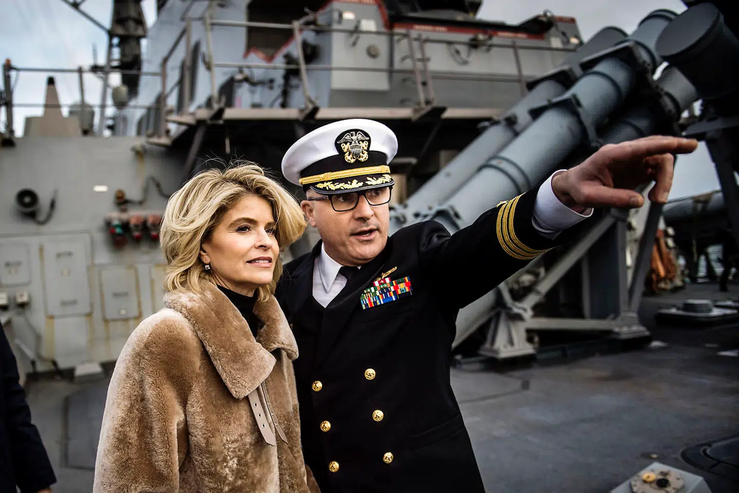 Carla Sands ses her under et besøg på krigsskibet USS Porter, da skibet lå ved kaj i Nordhavnen i København.