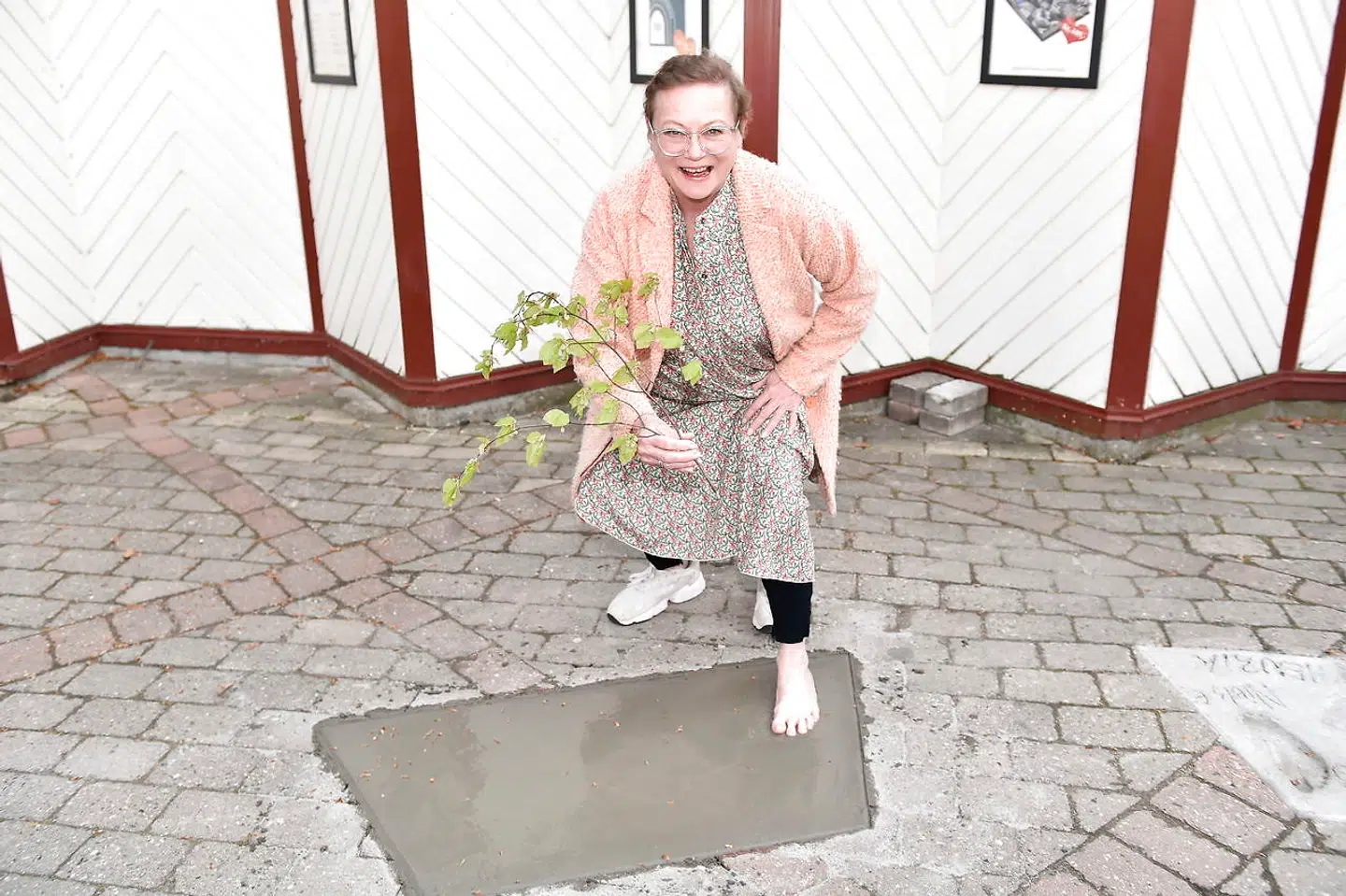 (ARKIV) Cirkusrevyens skuespillere til den årlige tradition "Fødder i cement" foran revyteltet på Dyrehavsbakken onsdag den 24. april 2019.De fem skuespillere i årets revy er Ulf Pilgaard, Lisbet Dahl (billedet), Henrik Lykkegaard, Lise Baastrup og Karsten Jansfort. Skuespiller og instruktør Lisbet Dahl fylder 75 år fredag den 9. april 2021. . (Foto: Mads Claus Rasmussen/Ritzau Scanpix)