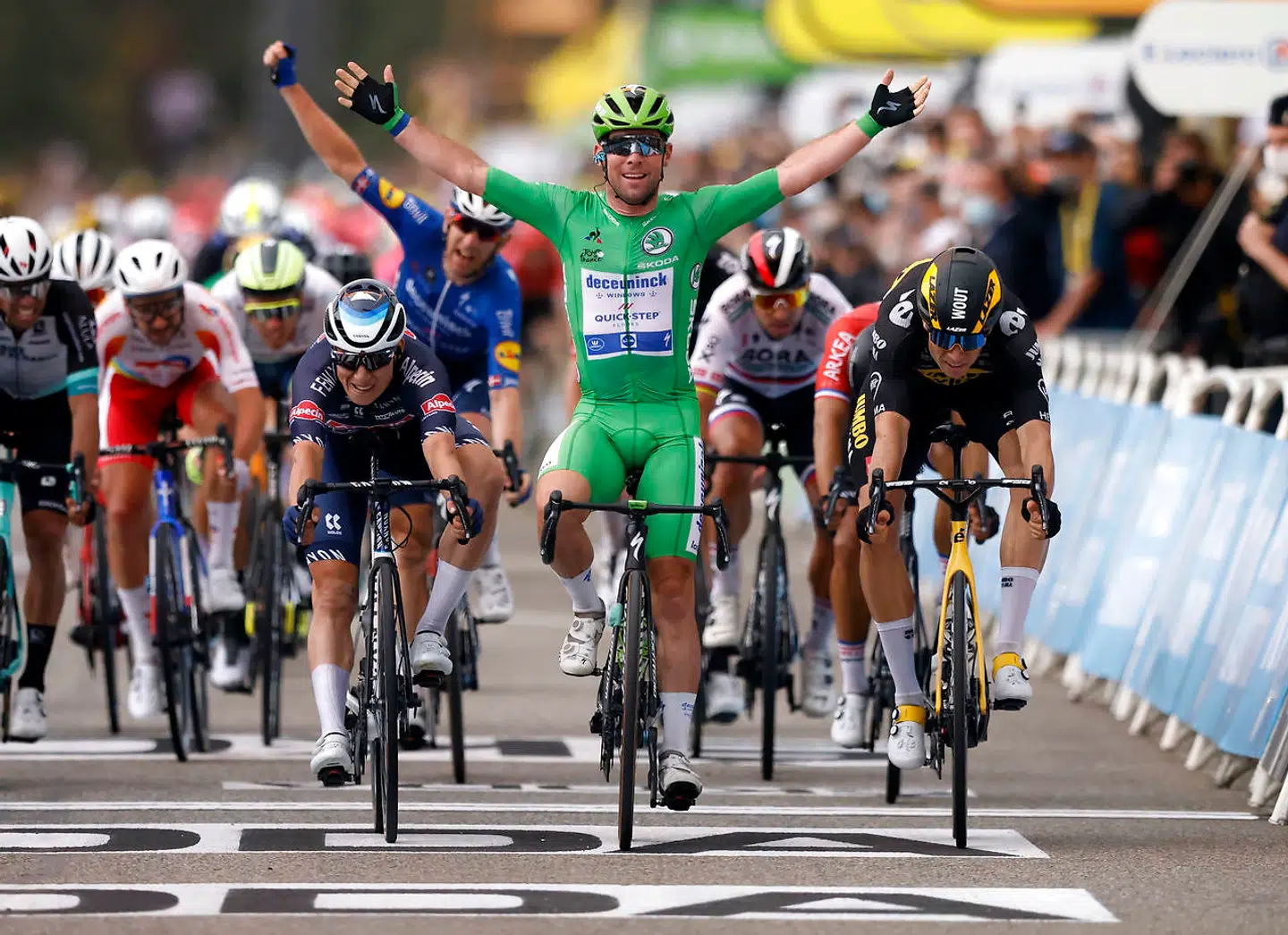 Mark Cavendish vandt 10. etape , der sluttede i Valence. I baggrunden kan man se Michael Mørkøv, der jubler.