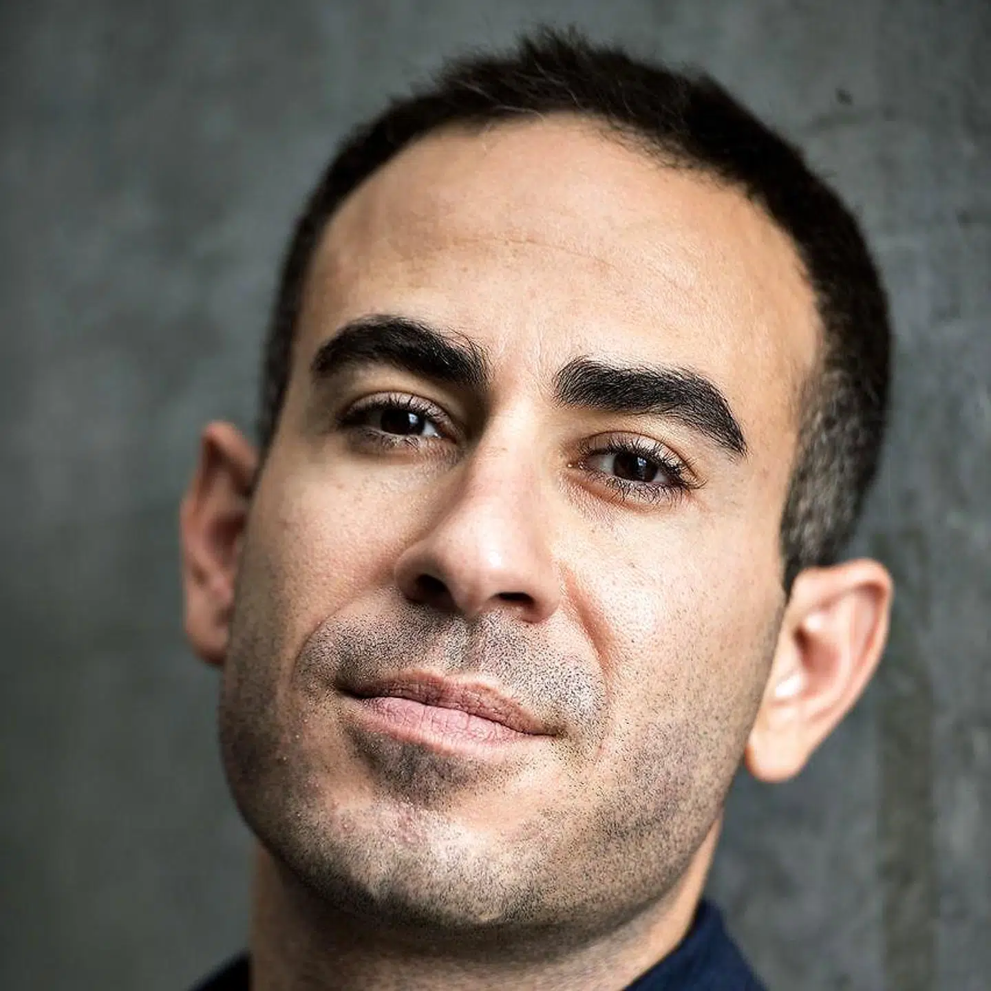 Ved siden af værtstjanserne holder Abdel Aziz Mahmoud foredrag omkring digital dannelse og den hårde tone på nettet.