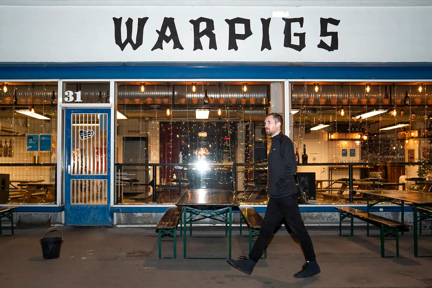 Mikkeller-værtshuset Warpigs har været ramme om en af bryggeriets krænkelsessager. Navnet får denne klummeskriver til at gyse. Det skrives med gotisk inspirerede bogstaver og refererer til brændende og levende krigsgrise, som oldtidens hærførere sendte i felten for at skræmme livet af fjendens elefanter. Warpigs refererer også til heavybandet Black Sabbath's sang af samme navn.