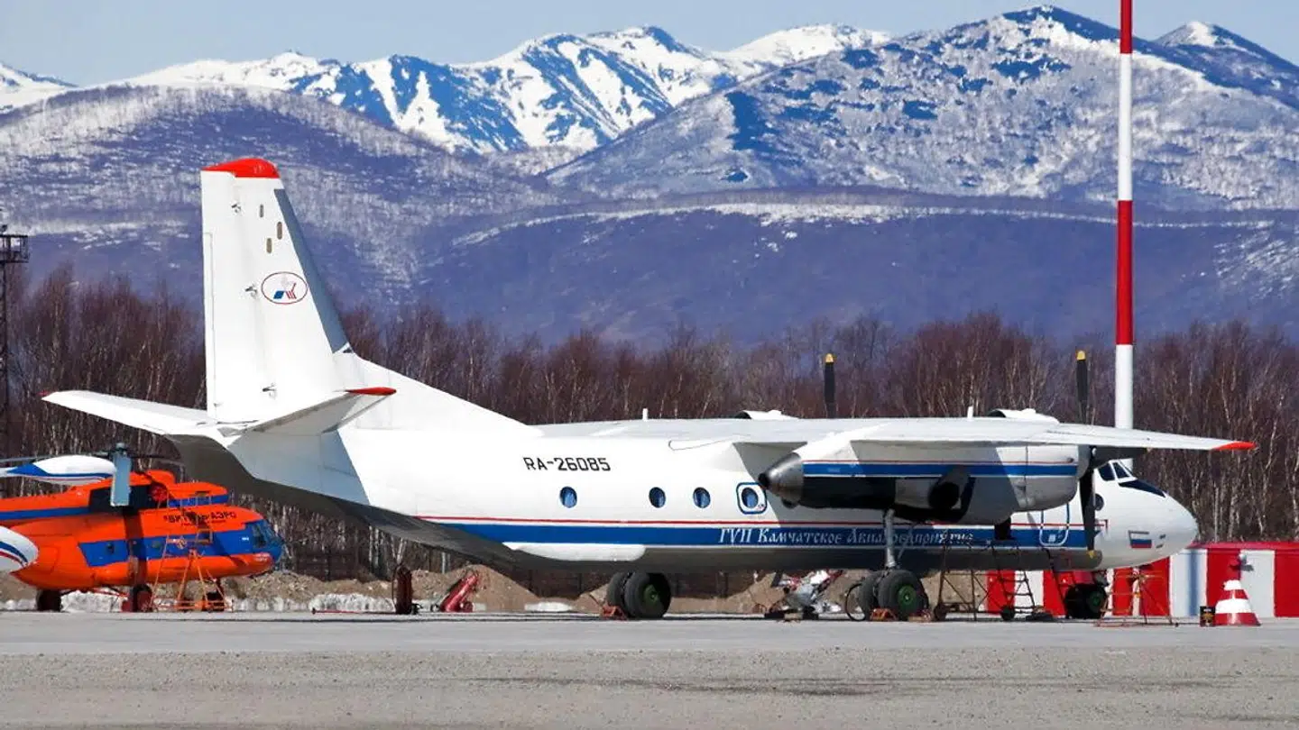 Et billede af et An-26-fly i samme område.