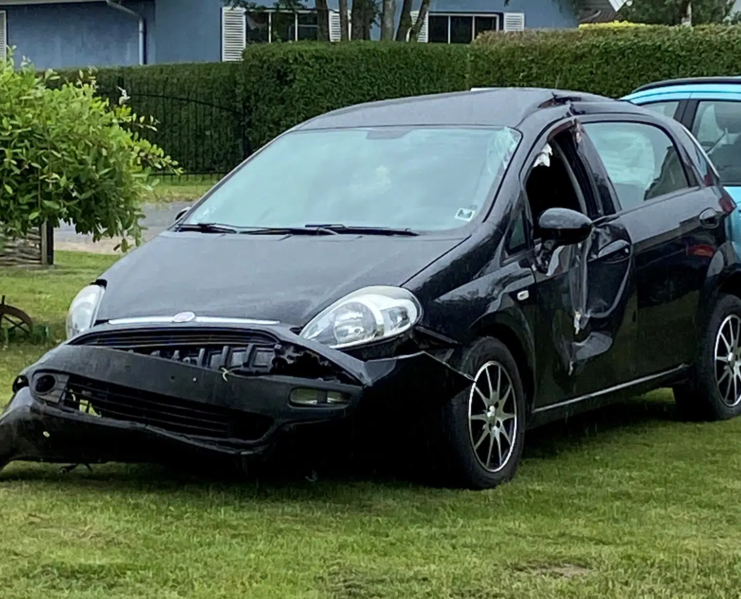 Den sorte Fiat, der søndag aften bragede ind i Kirsten Jensens hus, er nu smadret. Heldigvis kom føreren ikke til skade.