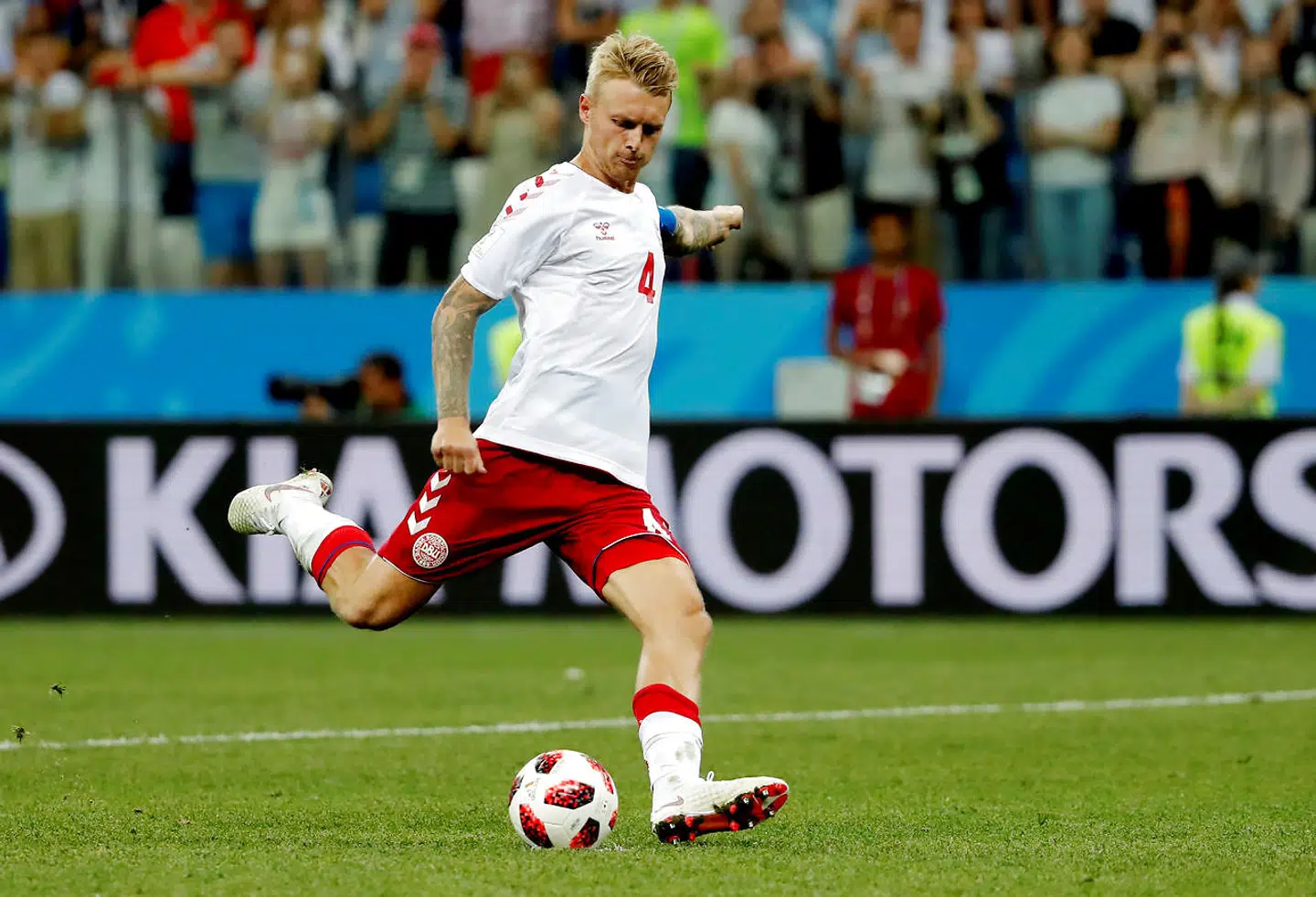 Simon Kjær scorer på straffespark i straffesparkskonkurrencen i VM-1/8-finalen mod Kroatien i 2018.  REUTERS/Carlos Barria/File Photo