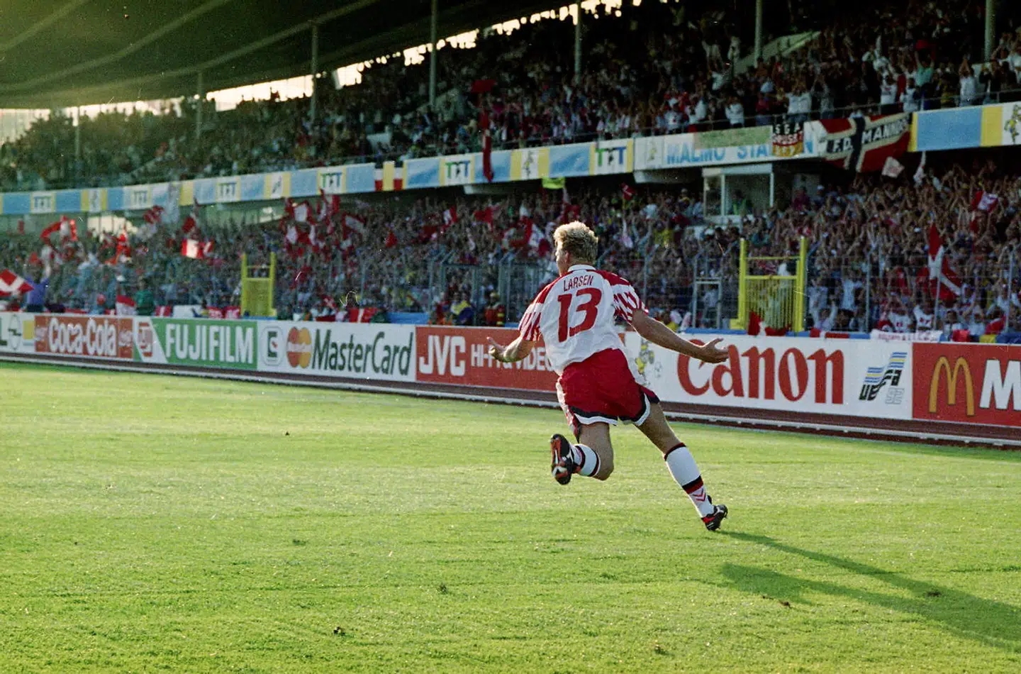 Danmark-Frankrig (2-1) under EM i fodbold, 1992. Henrik Larsen scorer Danmarks første mål. EM , European championship. Here the Danish team against France. The match ended 2-1. Here Henrik Larsen scores the first goal. The Danish football team won the EM.