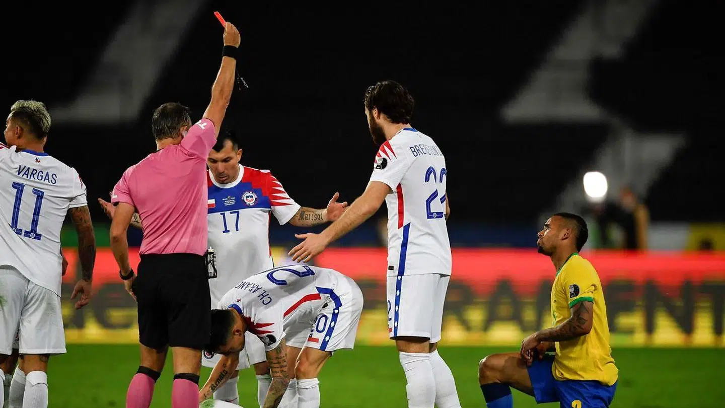 Gabriel Jesus modtager det røde kort.