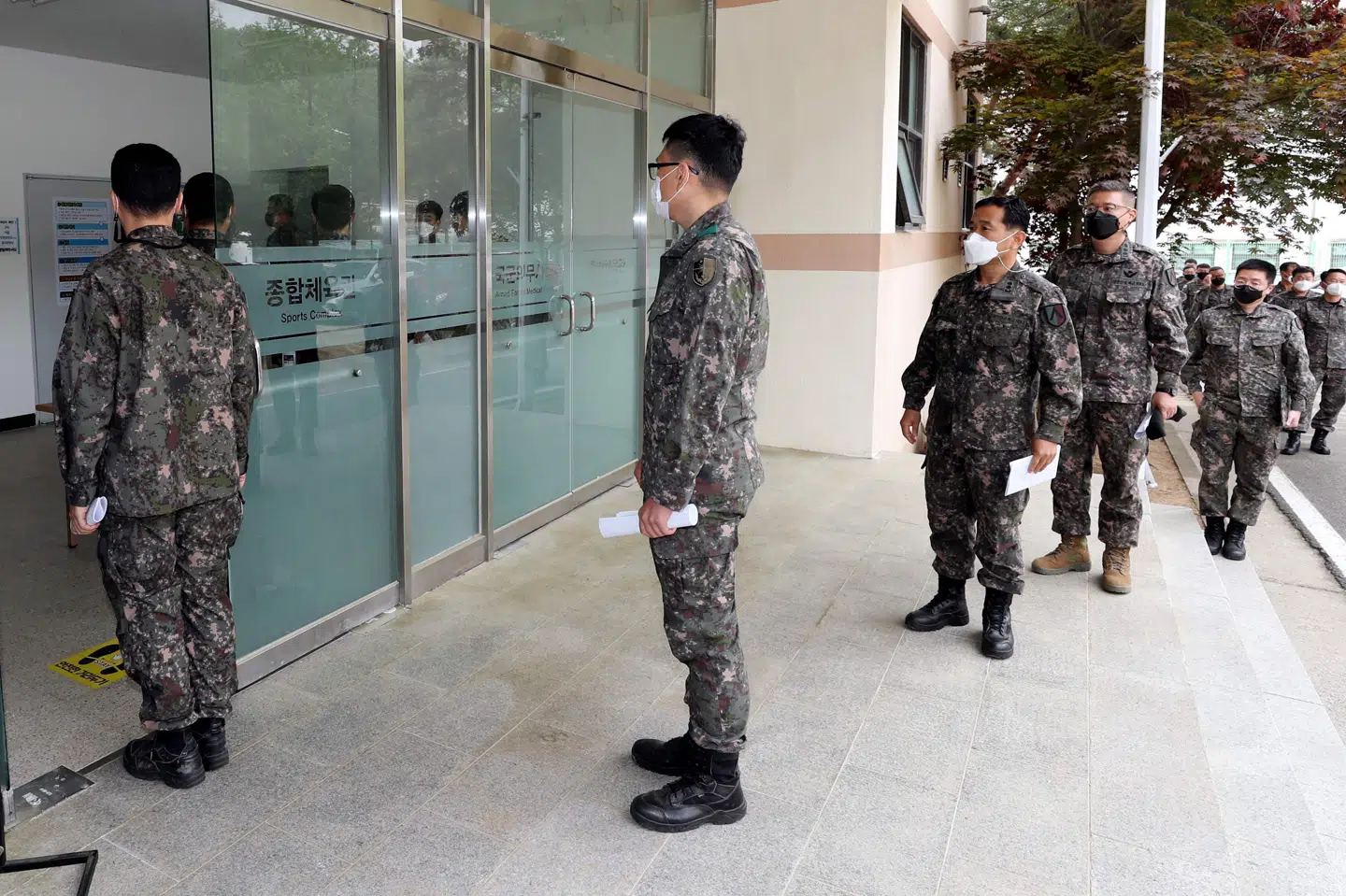 Sydkoreanske soldater i kø for at blive vaccineret med AstraZenecas coronavaccine syd for Seoul. Sydkorea er nu parat til at tilbyde at fremstille op mod en milliard doser coronavaccine. Det siger en regeringsembedsmand i Seoul til Reuters. Handout/Ritzau Scanpix