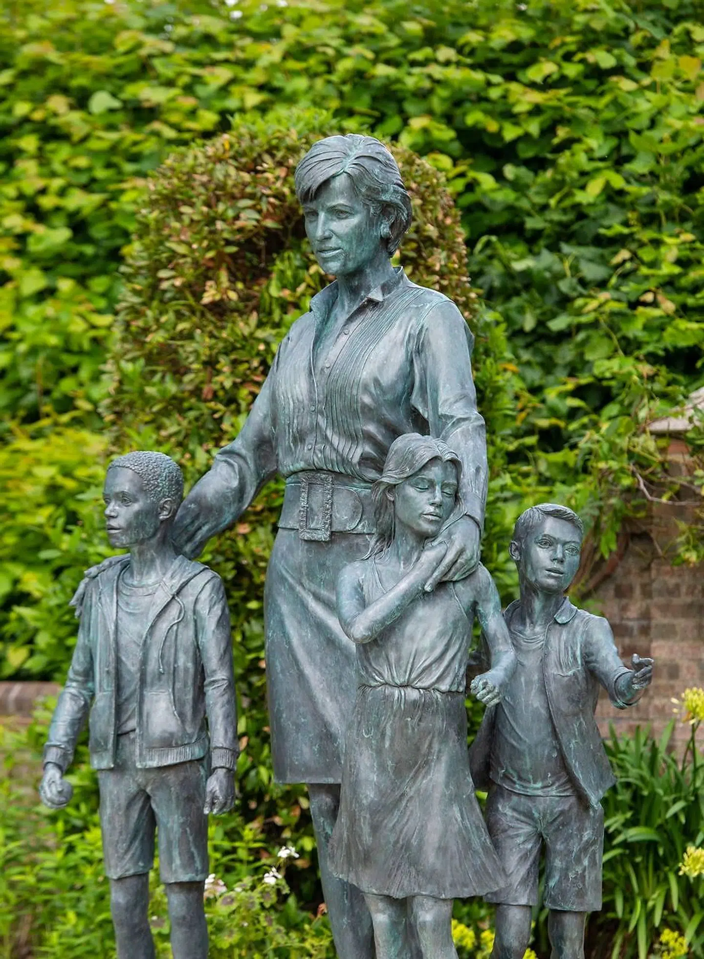 Den nye statue af Diana med flere børn omkring sig.
