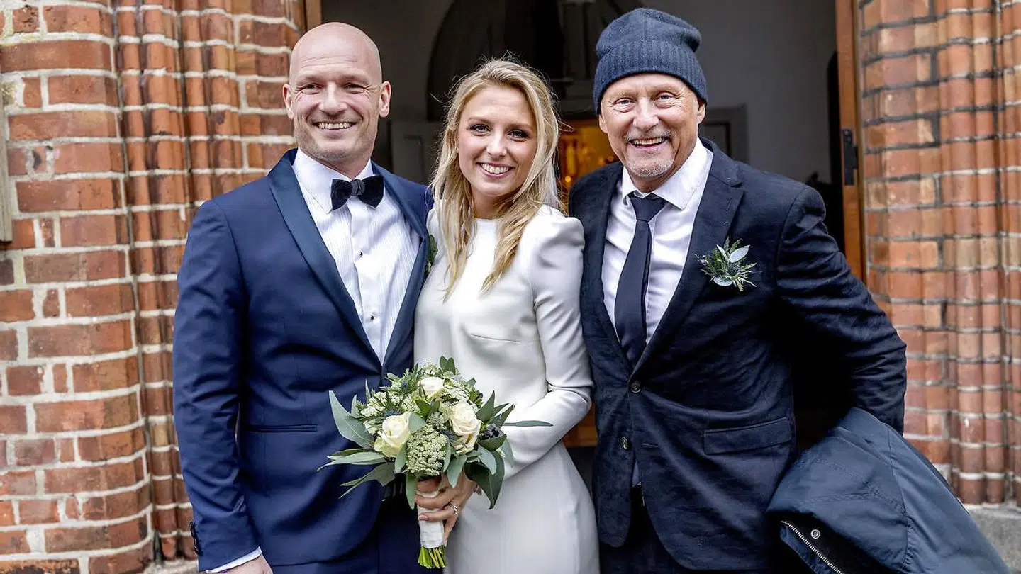 De to TV-værter fra TV 2 og DR Lasse Sjørslev og Josefine Høgh blev lørdag d. 28. december 2019 gift i Sankt Laurentii Kirke i Kerteminde på Fyn. Her med Josephines far, Lars Høgh.