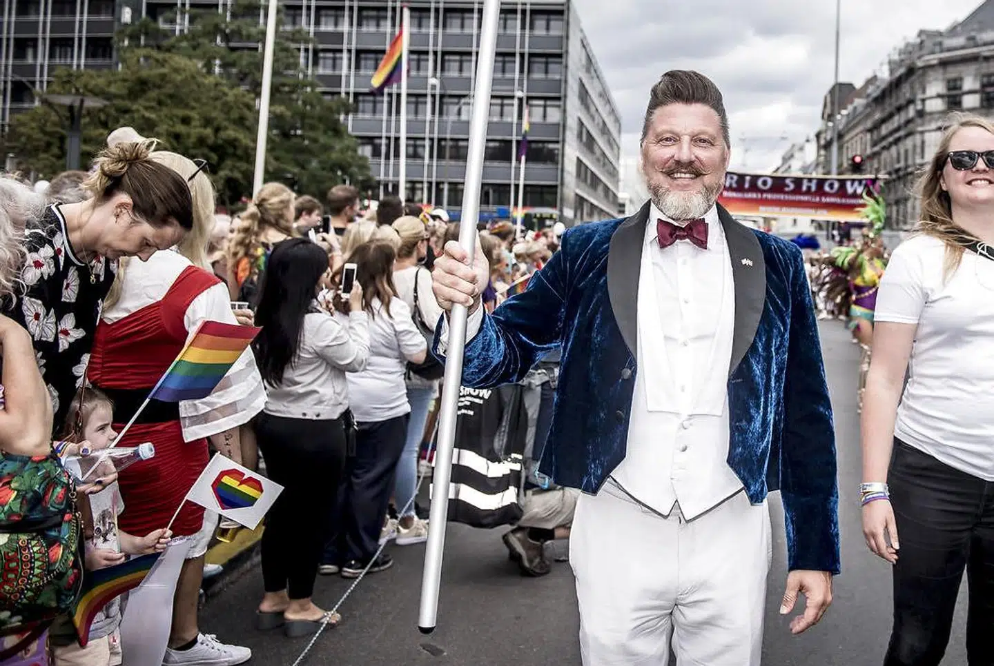 Forperson for Copenhagen Pride Lars Henriksen forstår ikke, hvorfor han og resten af Pride-holdet ikke må have flere end 4.000 på Rådhuspladsen, når der efter EM-kampene har været langt flere mennesker på pladsen.