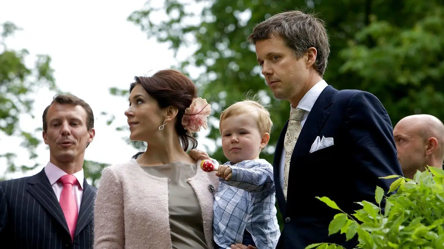 Kronprinsparret har også været flittige gæster på Valdemars Slot. Her ses de til barnedåb for Caroline Flemings datter, Josephine, hvor kronprinsesse Mary var gudmor.