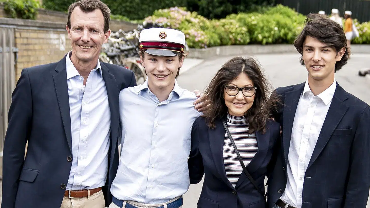 Prins Felix sammen med prins Joachim, grevinde Alexandra og prins Nikolai efter at han er blevet student fra Gammel Hellerup Gymnasium, onsdag den 23. juni 2021.