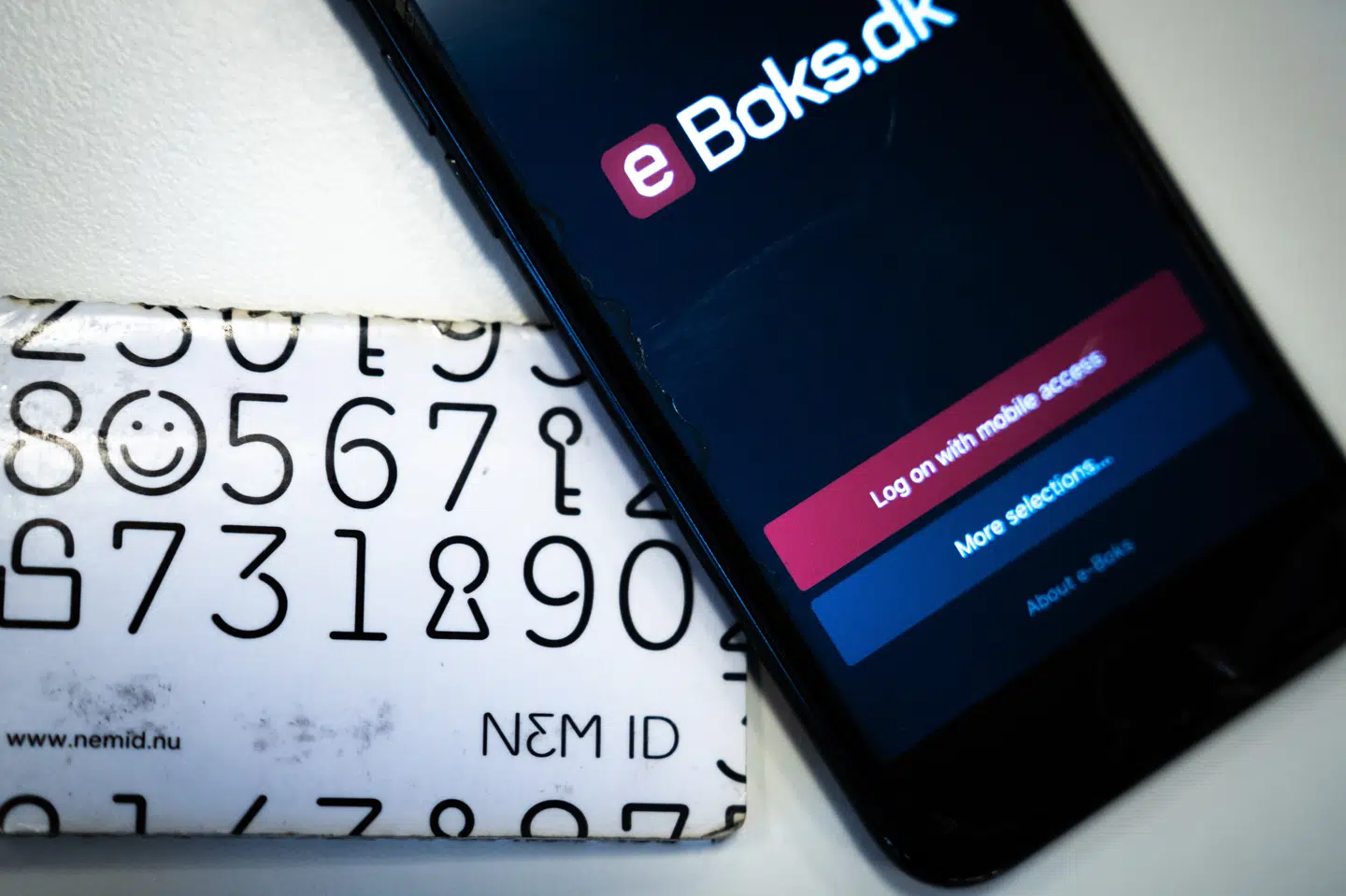 Man hæfter som udgangspunkt selv for tabet, hvis kriminelle får adgang til ens bankkonto via NemID. En arbejdsgruppe skal undersøge, om reglerne skal ændres.