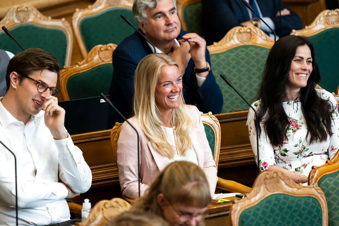 Alex Vanopslagh (LA) morer sig med Pernille Vermund (NB) og Mette Thiesen (NB) under folketingets afslutningsdebat i folketingssalen, onsdag den 2. juni 2021. (Foto: Emil Helms/Ritzau Scanpix)