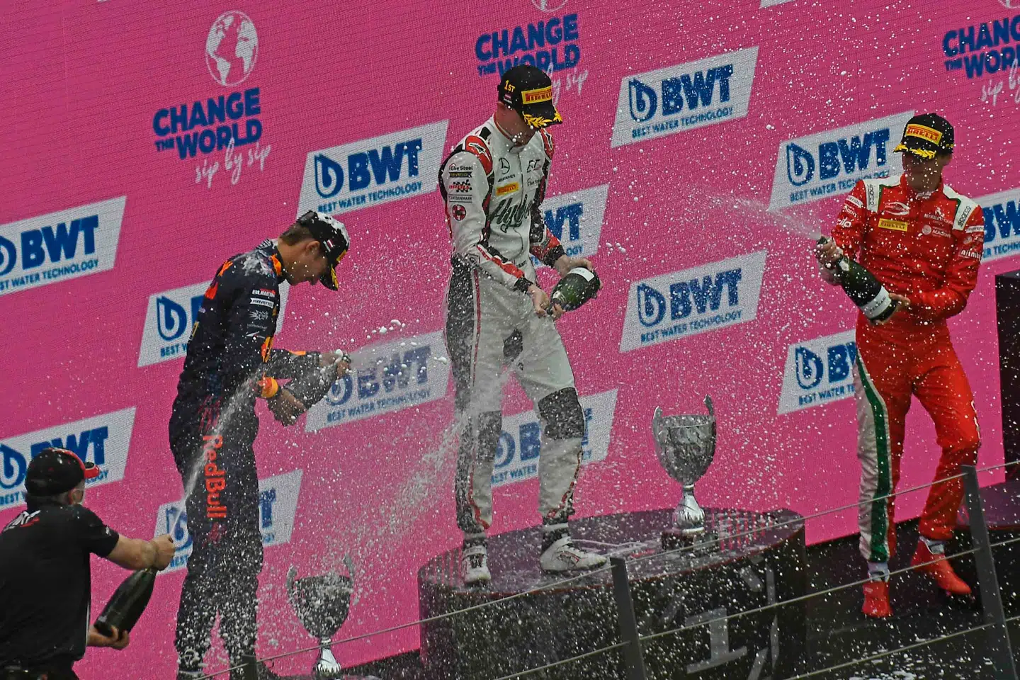 Frederik Vesti fejrer sejren på Red Bull Ring med Dennis Hauger (t.v.) og Olli Caldwell (t.h.)