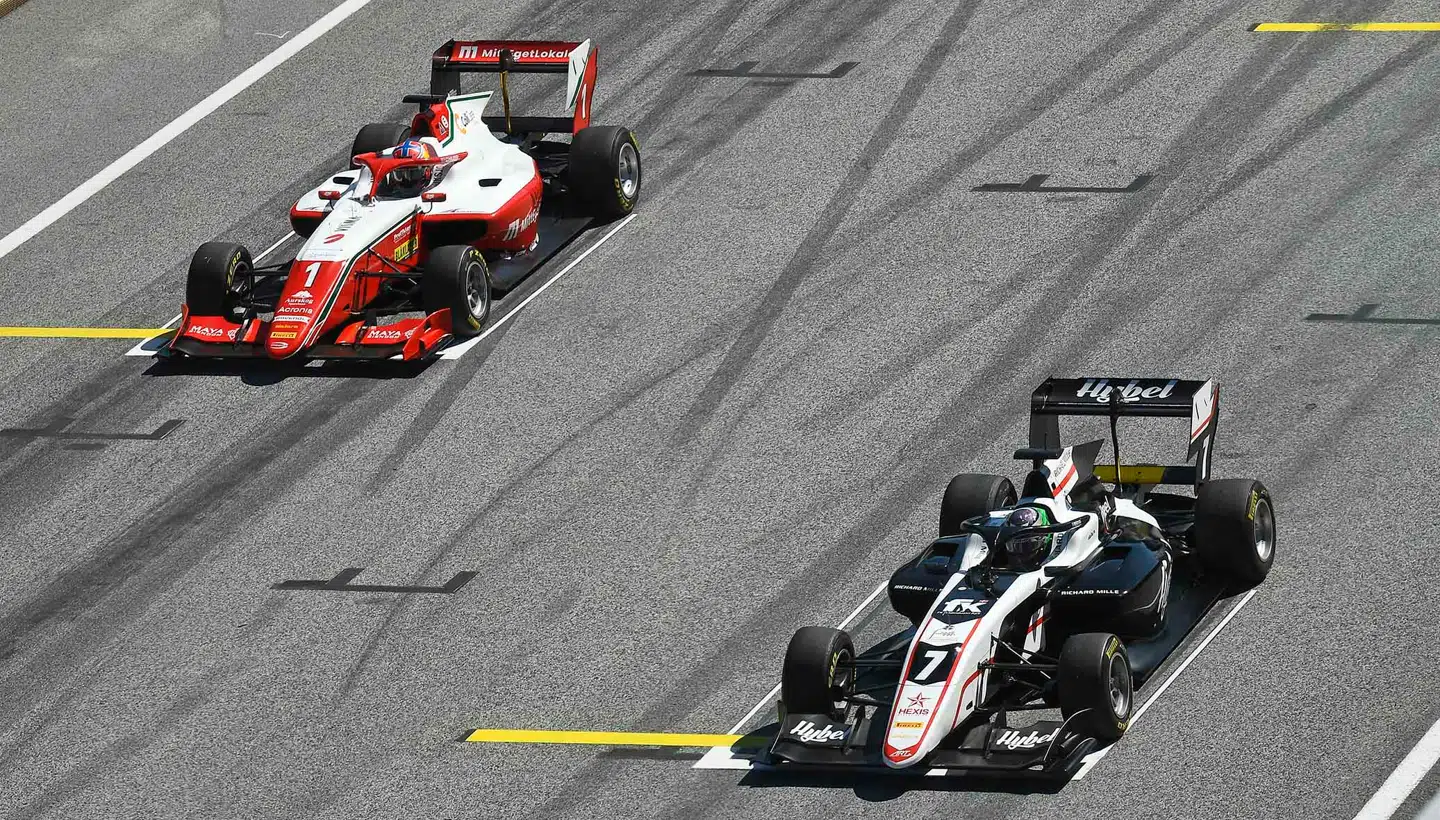 Dennis Hauger (t.h.) og Frederik Vesti (t.h.) besætter nu første- og andenpladsen i Formel 3-mesterskabet.