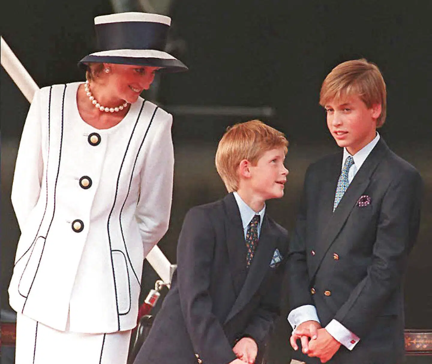 Prinsesse Diana ser kærligt på sine to sønner på dette arkivfoto fra 1995.
