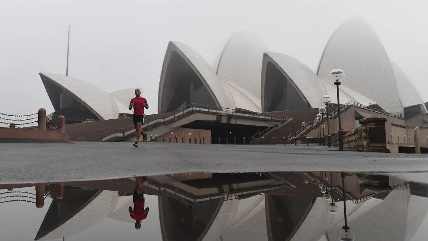 Mere end fem millioner indbyggere i Sydney er underlagt en 14-dages lockdown.