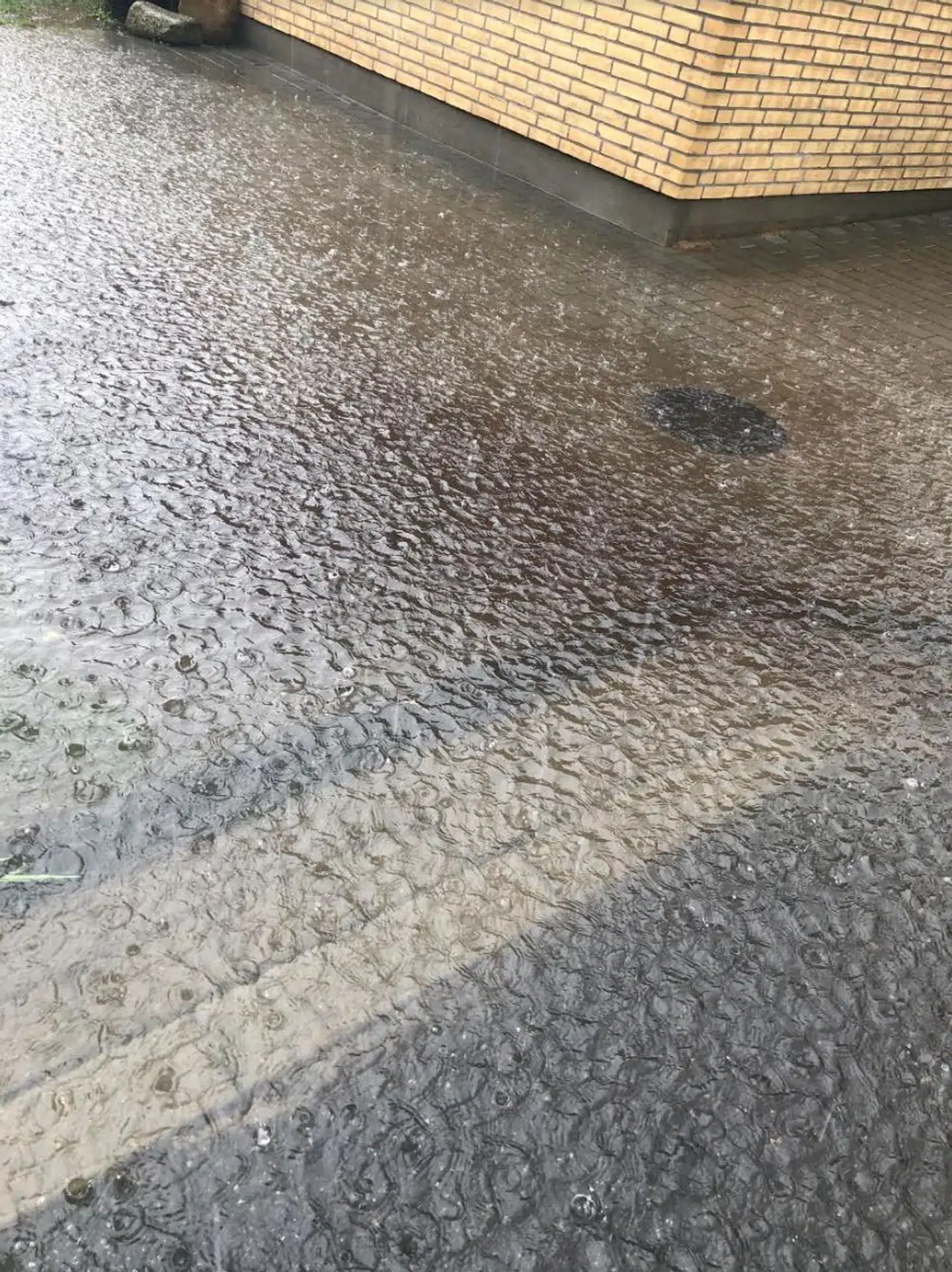 Her ses regnvandet ved soklen foran Christians hus