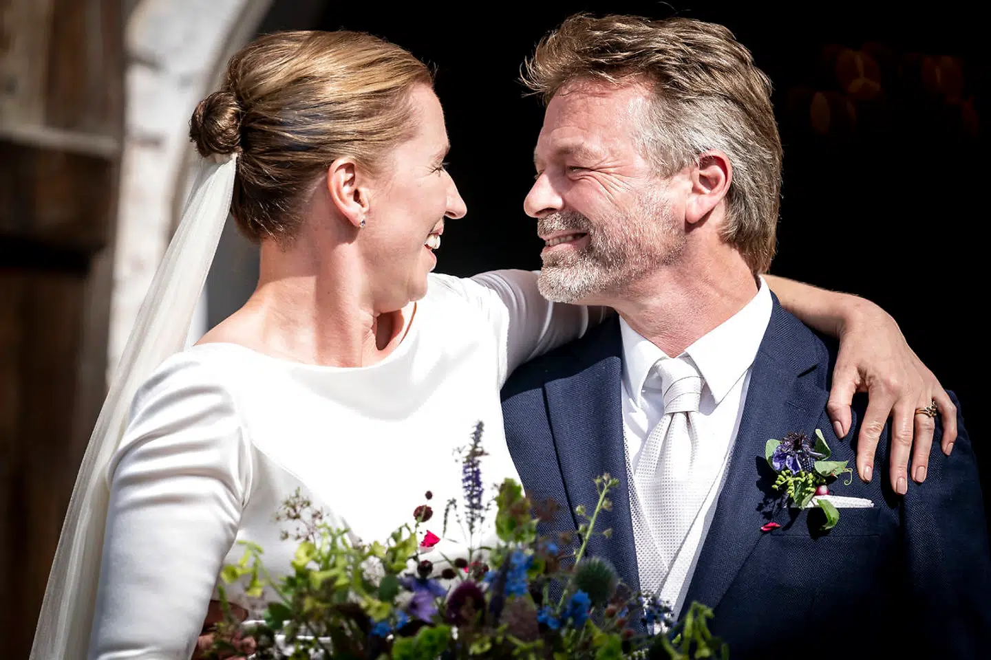 Brudeparret foran kirken efter vielsen mellem Statsminister Mette Frederiksen og filmfotograf Bo Tengberg i Magleby Kirke på Sjælland, onsdag den 15. Juli 2020. Mette Frederiksen og Bo Tengberg blev gift onsdag eftermiddag.De har officielt dannet par siden 2014 og har været forlovet siden 2017. Brylluppet har af flere omgange været udskudt. (Foto: Mads Claus Rasmussen/Ritzau Scanpix)