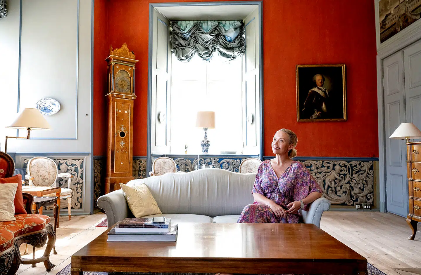 Trine Jepsen i den røde og blå stue, hvor også grevinde Alexandra i sin tid blev fotograferet. Foto Bax Lindhardt.