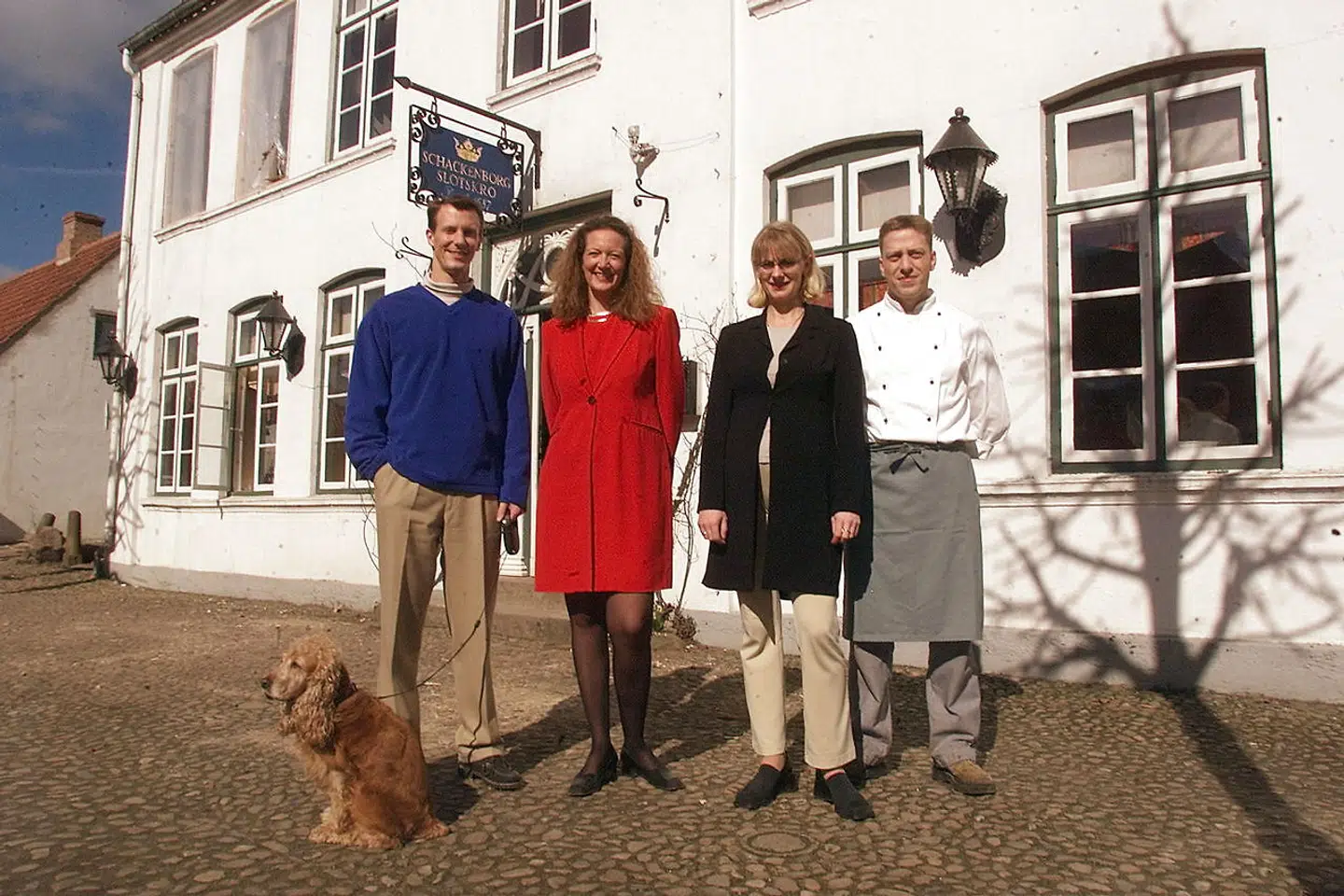 Prins Joachim, dengang det stadig var ham, der drev Slotskroen. Her er han sammen med holdet, der stod for den daglige drift i 2001: Prins Joachim, Kirsten Brøchner, Dorthe Christensen og Søren Christensen. Foto Thomas Sjørup.