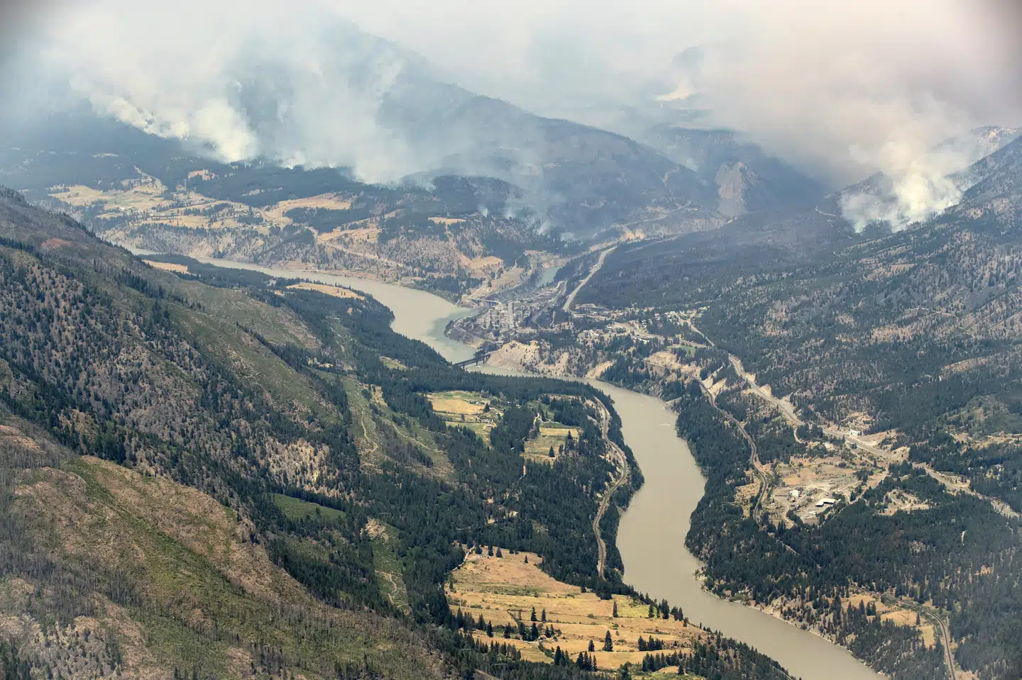 Den lille by Lytton med omkring 1000 indbyggere blev midt på ugen næsten helt ødelagt af en brand, som menes at have kostet mindst to mennesker livet. Lytton ligger 250 kilometer nord for Vancouver. Ifølge BBC spredte branden i Lytton sig på 15 minutter til 90 procent af alle bebyggelser. Darryl Dyck/Ritzau Scanpix