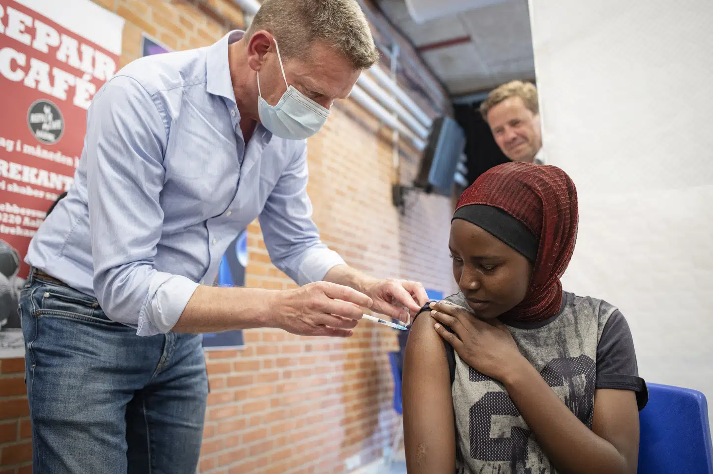 Den unge pige her mødte op som aftalt, da direktør for Sundhedsstyrelsen Søren Brostrøm for en stund indtog rollen som vaccinator Aalborg for nylig. Det er dog ikke alle pigens jævnaldrende, som er lige så gode til at huske, når der er booket tid. Bo Amstrup/Ritzau Scanpix