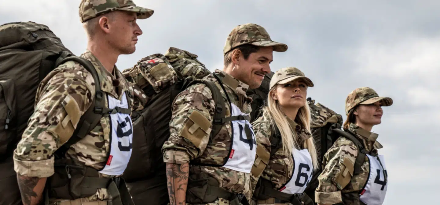 Reality-programmet 'Stjerner i trøjen' vender tilbage med en ny sæson. Netop nu er optagelserne i gang på sydspidsen af Langeland på den tidligere Holmegaard Kaserne, som Udlændingestyrelsen for nylig købte til 13,5 millioner med henblik på at oprette et udrejsecenter for kriminelle, udviste udlændinge.Foto: PR