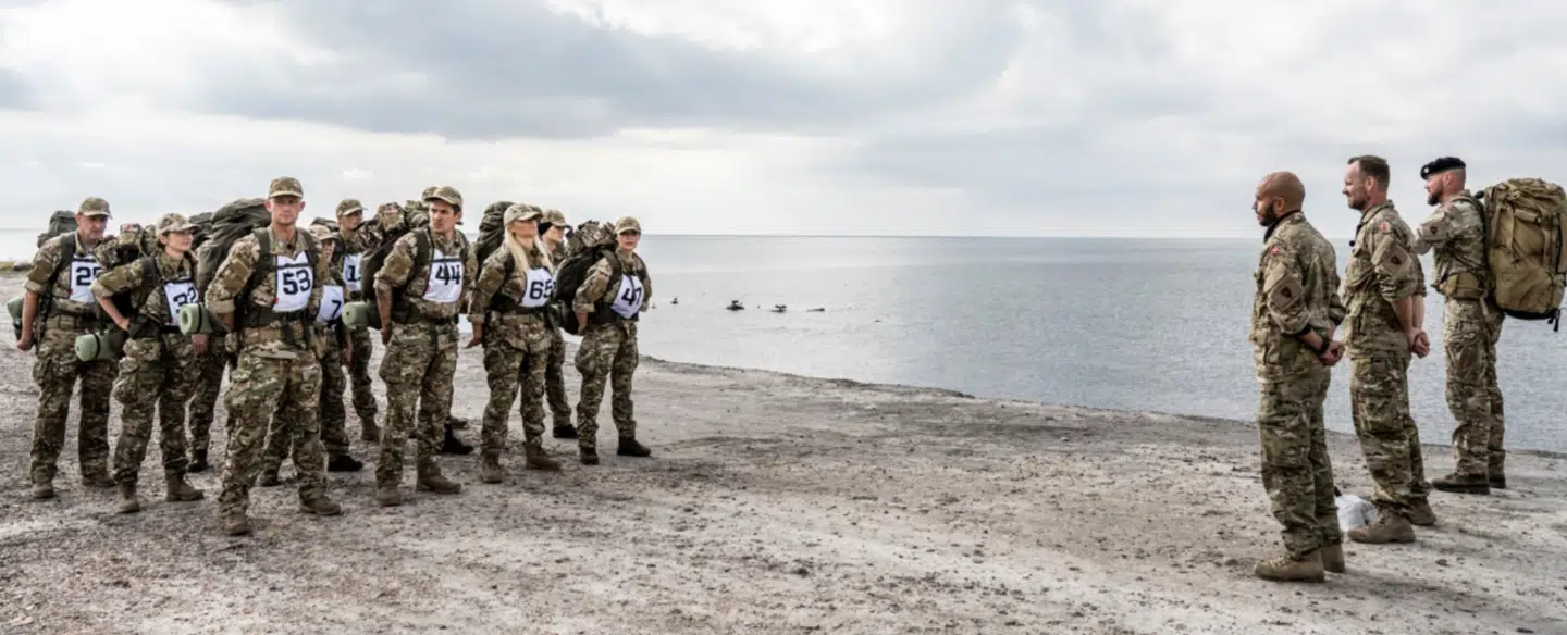 Skuespiller Dar Salim og tv-vært Jacob Riising er begge værter på 'Stjerner i trøjen'. Her foto fra sæson 1, der blev optaget på Bornholm. Nu er langelandske Holmegaard, som i maj blev købt af Udlændingestyrelsen til brug som udrejsecenter, location for de optagelser, der foregår netop i disse dage.Foto: PR
