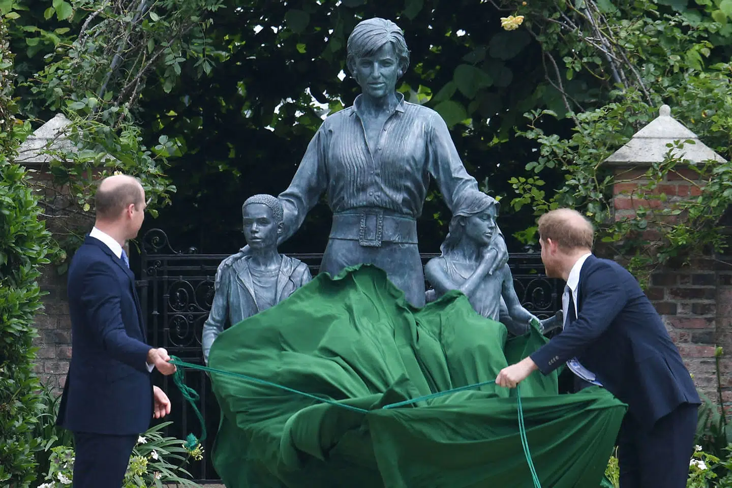 Prins William og prins Harry afslørede statuen af prinsesse Diana ved at trække det grønne klæde af bronzeskulpturen.
